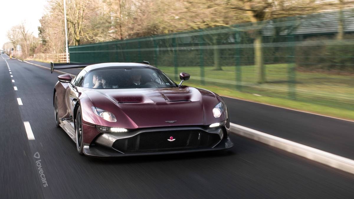 Aston Martin Vulcan phien ban duong pho gia 2,4 trieu USD hinh anh