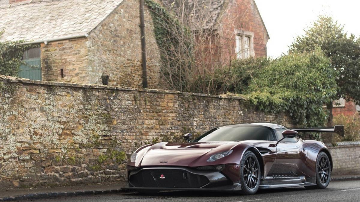 Aston Martin Vulcan phien ban duong pho dau tien tren the gioi anh 2