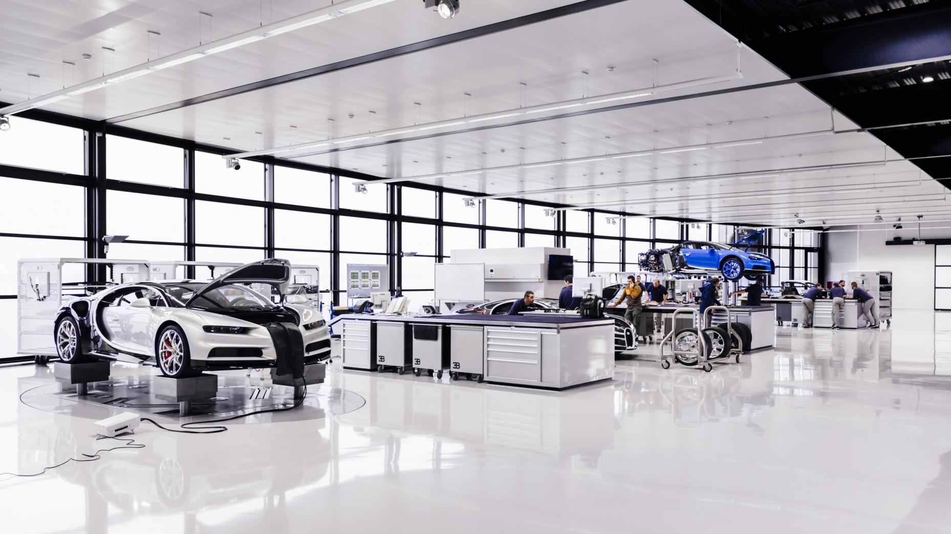 Bi mat ben trong nha may che tao Bugatti Chiron anh 1