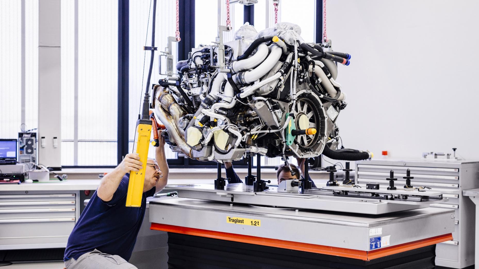 Bi mat ben trong nha may che tao Bugatti Chiron anh 3