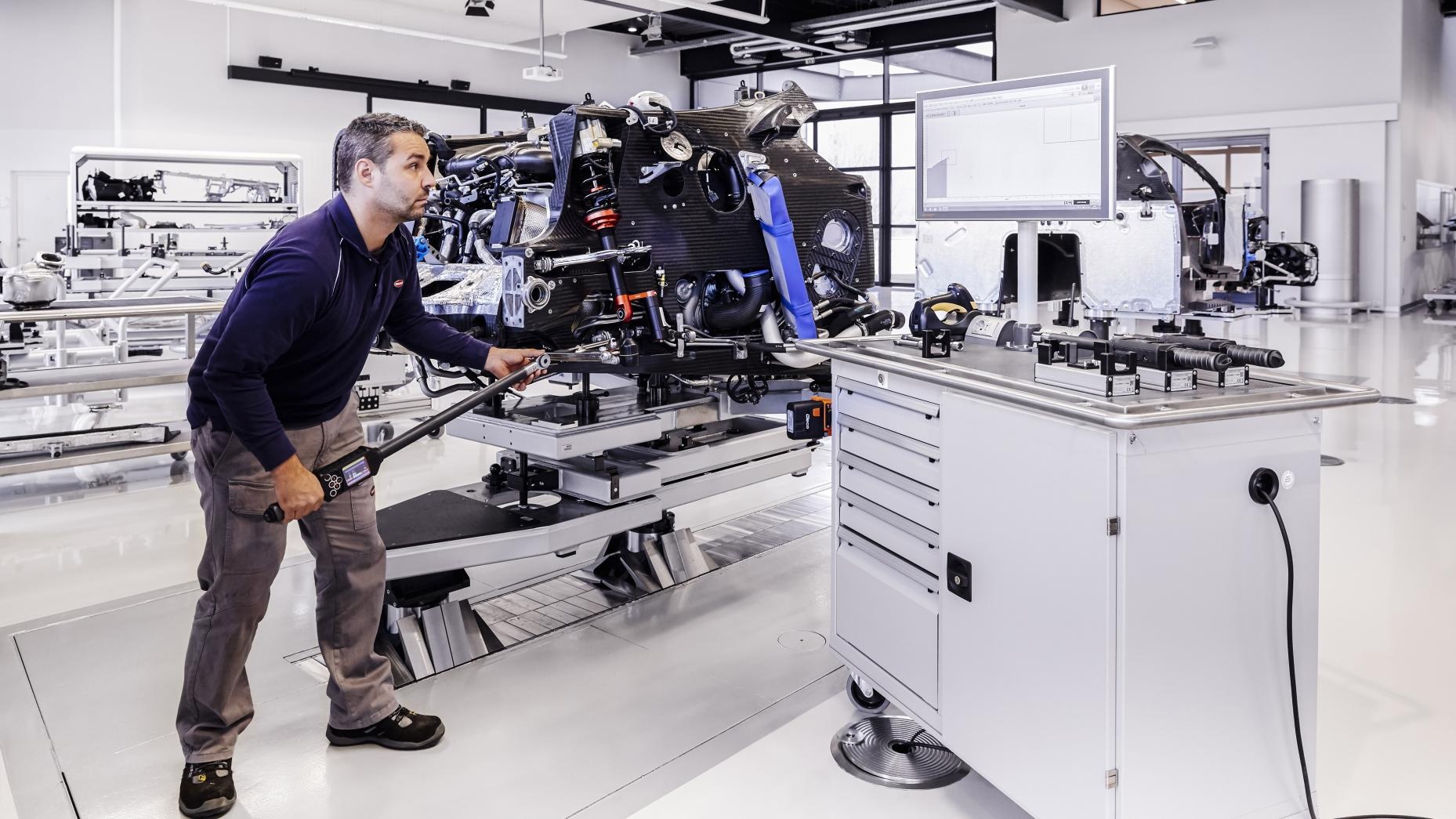 Bi mat ben trong nha may che tao Bugatti Chiron anh 4