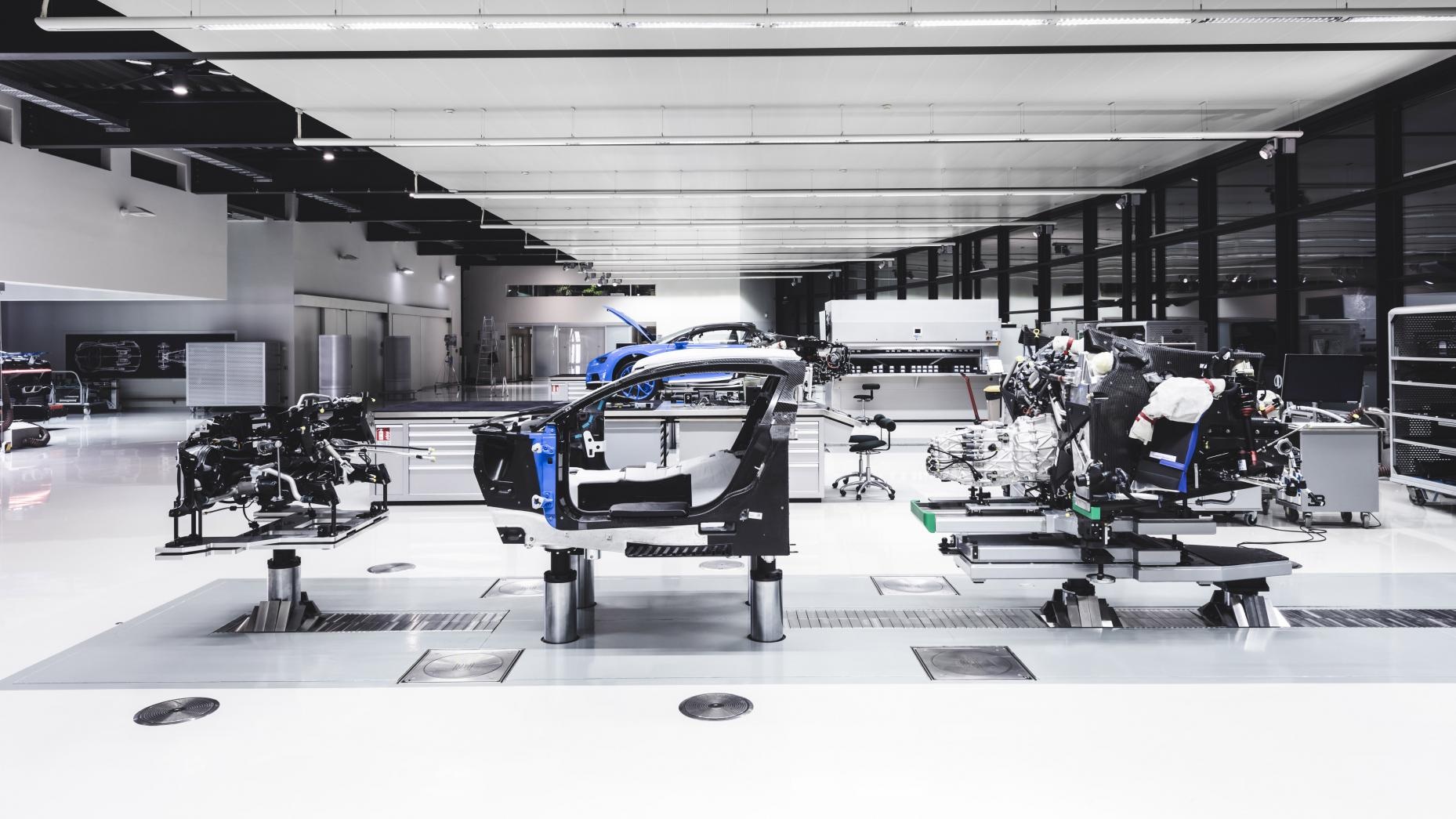 Bi mat ben trong nha may che tao Bugatti Chiron anh 7