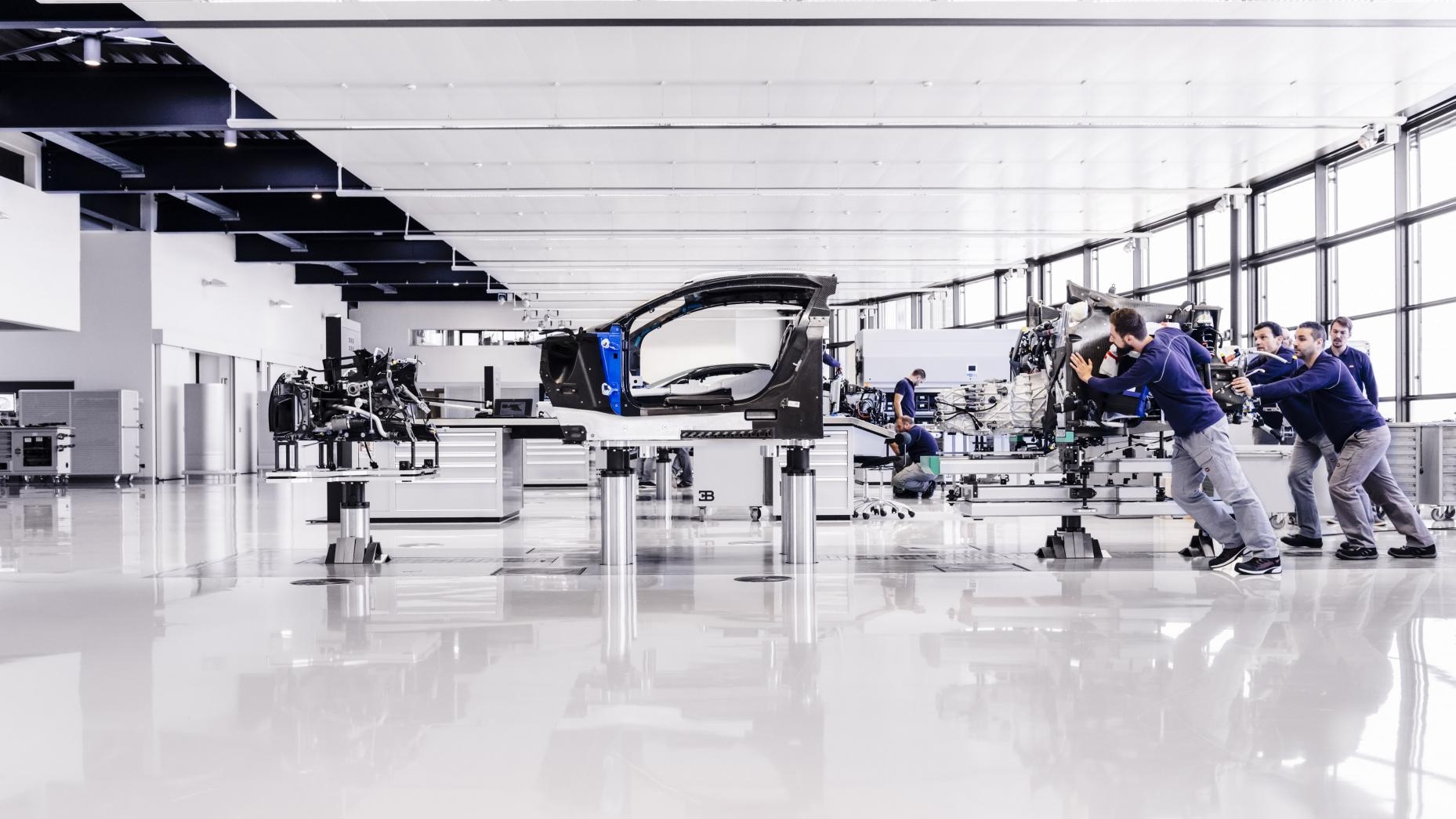 Bi mat ben trong nha may che tao Bugatti Chiron anh 10