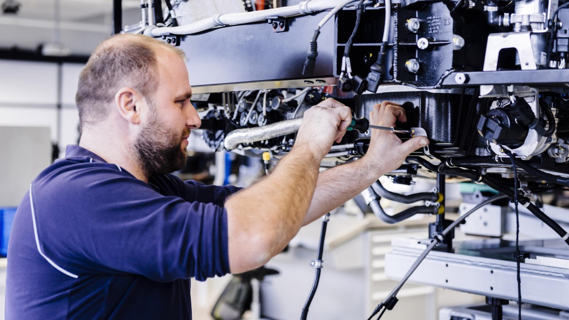 Bi mat ben trong nha may che tao Bugatti Chiron anh 6