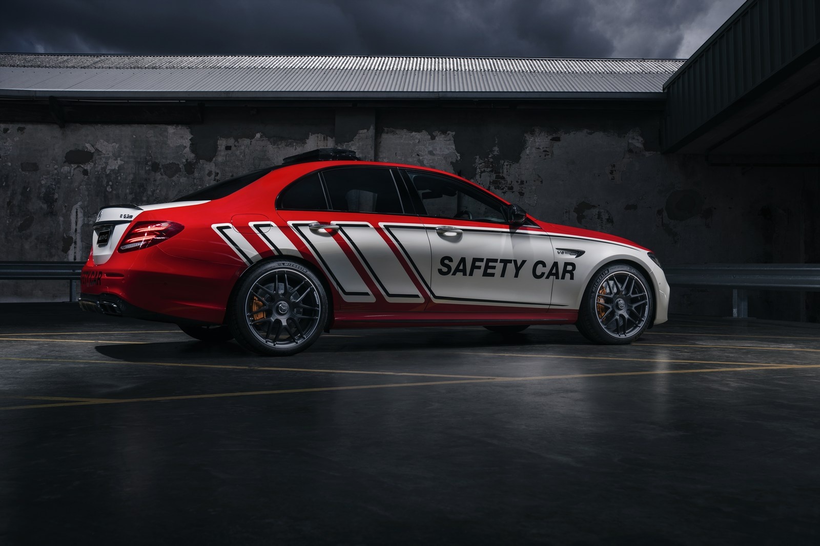 Mercedes-AMG E63 S 4MATIC+ phien ban xe dan duong anh 4