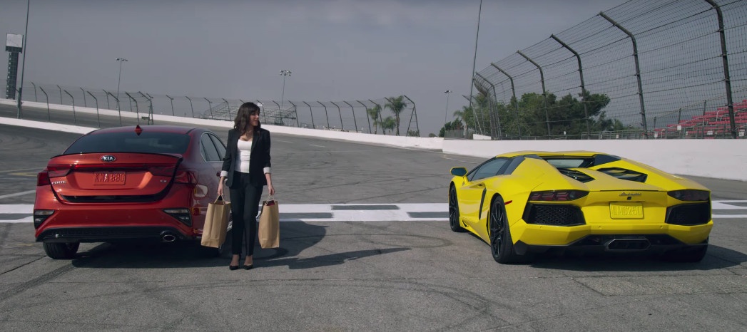 Điều gì khiến Kia Forte hơn hẳn Lamborghini Aventador? ảnh 1 Dieu gi khien Kia Forte hon han Lamborghini Aventador? anh 1
