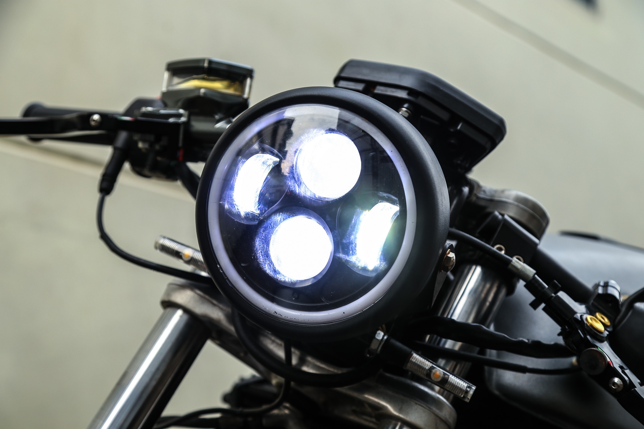 BMW K100 doi 1984 lot xac phong theo phong cach cafe racer cua biker VN anh 4