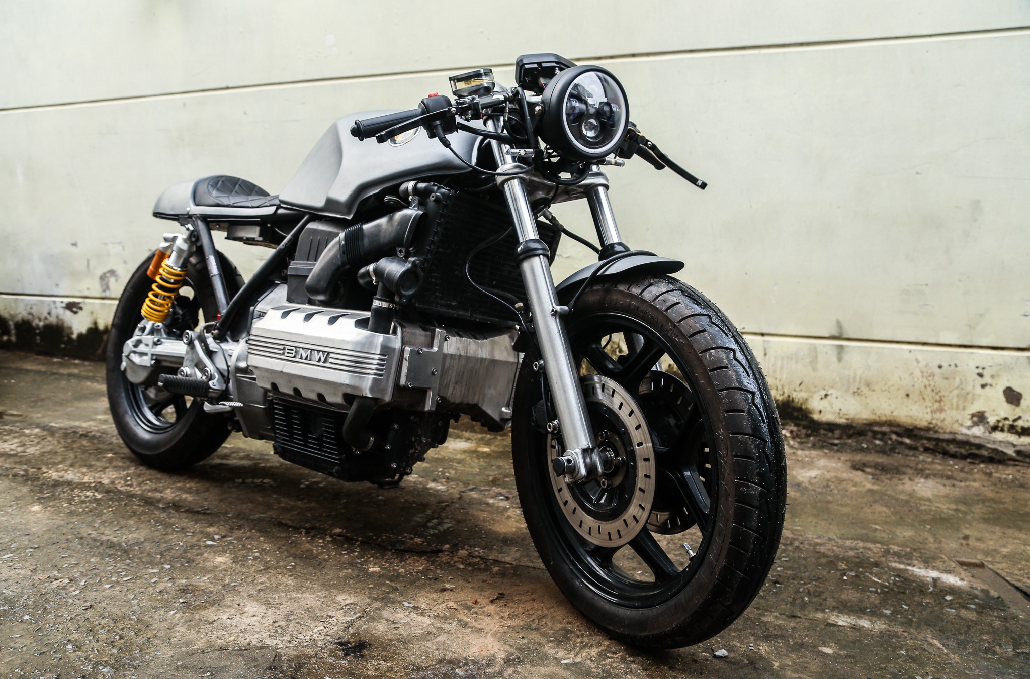 BMW K100 doi 1984 lot xac phong theo phong cach cafe racer cua biker VN anh 7