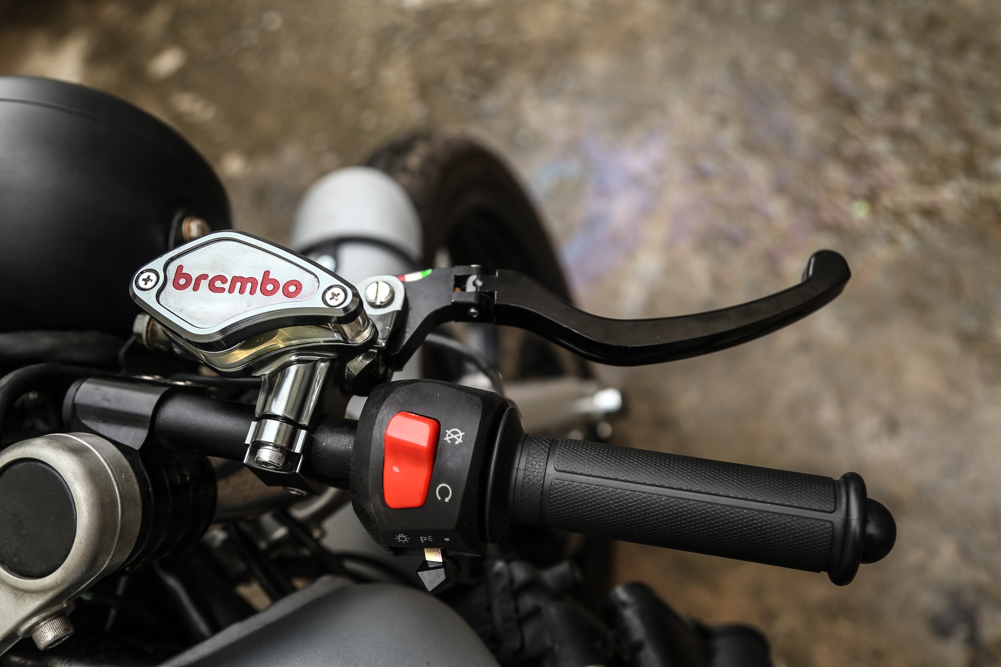 BMW K100 doi 1984 lot xac phong theo phong cach cafe racer cua biker VN anh 5