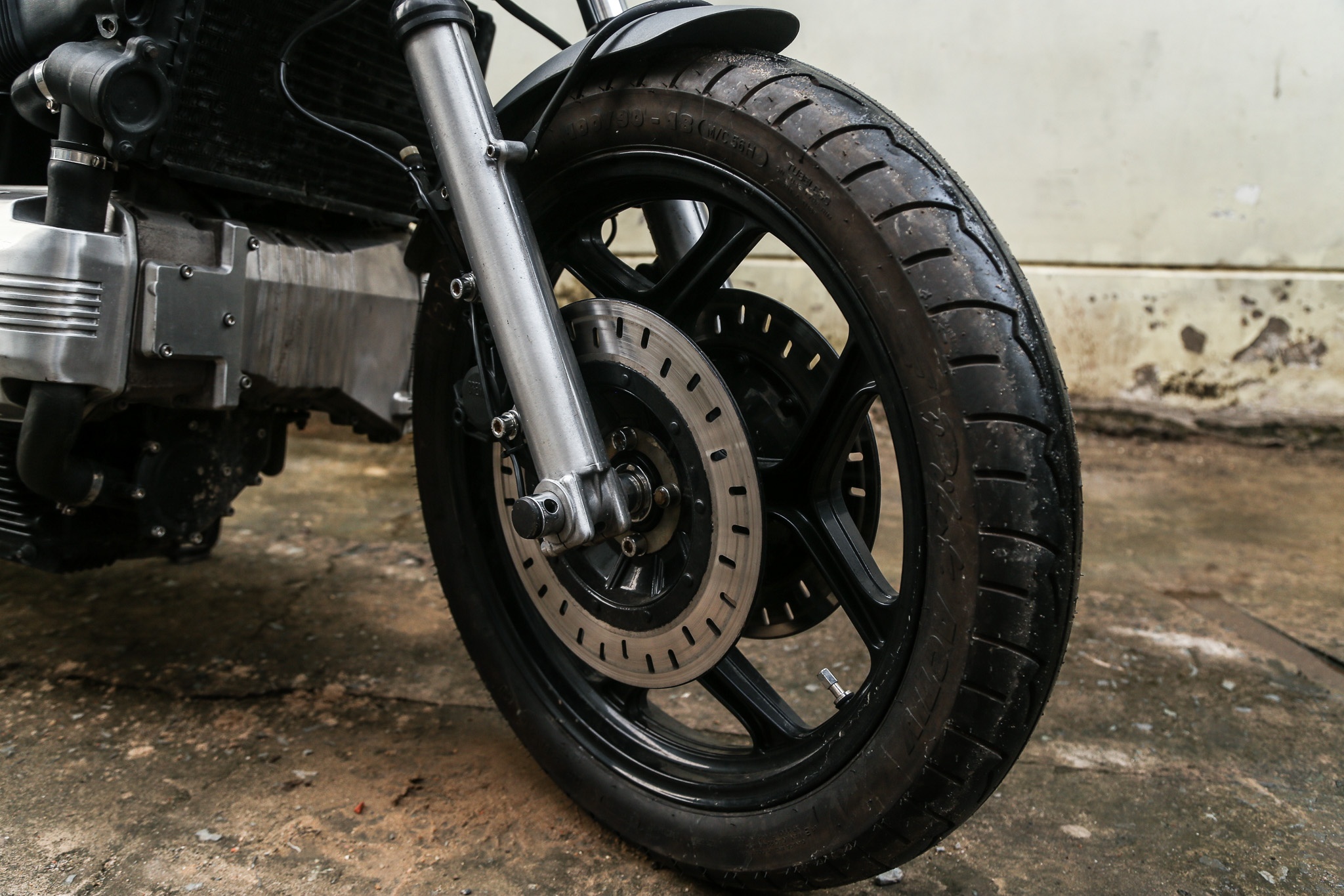 BMW K100 doi 1984 lot xac phong theo phong cach cafe racer cua biker VN anh 10