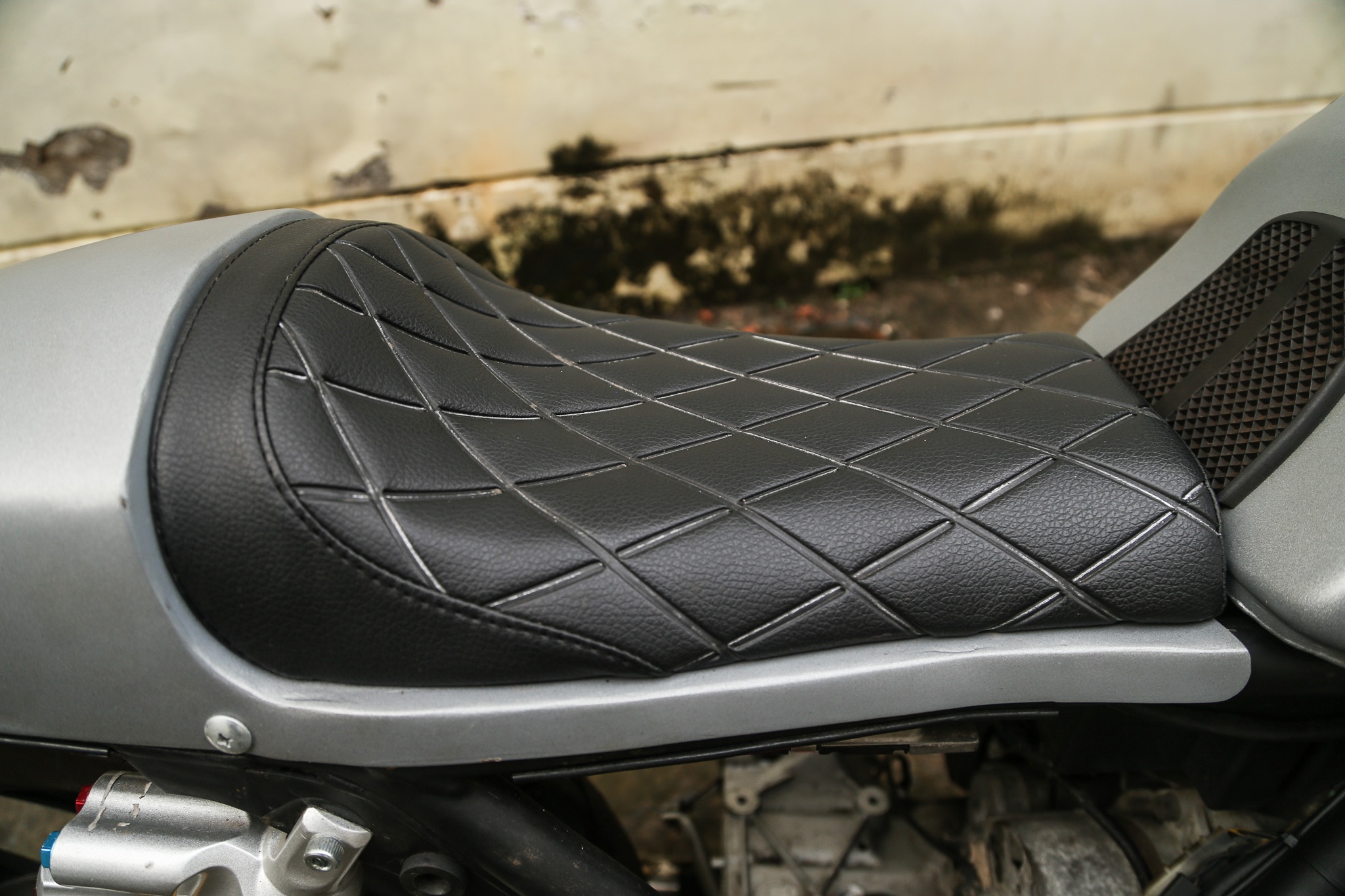 BMW K100 doi 1984 lot xac phong theo phong cach cafe racer cua biker VN anh 9