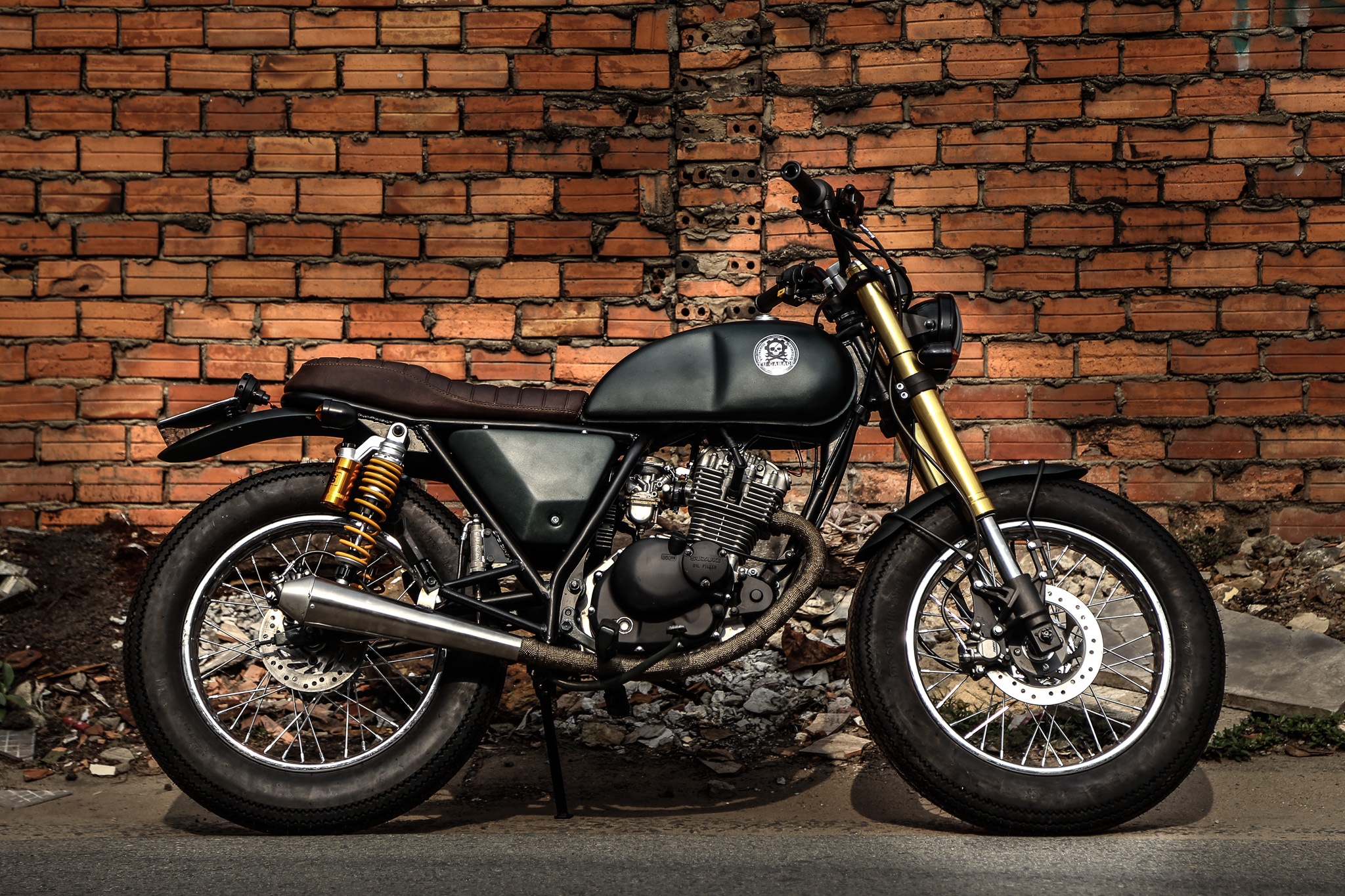 Suzuki GN125 do phong cach tracker cua biker Soc Trang hinh anh