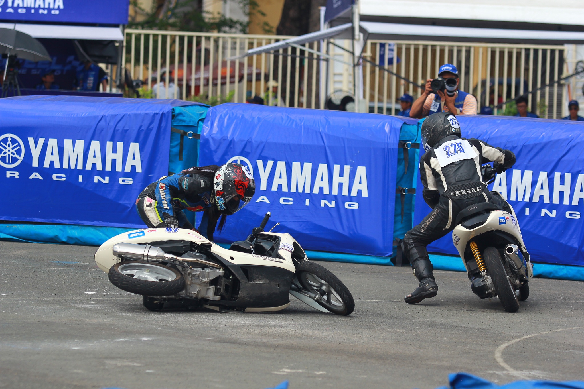 Tinh huong gay can cua giai dua xe Yamaha GP hinh anh