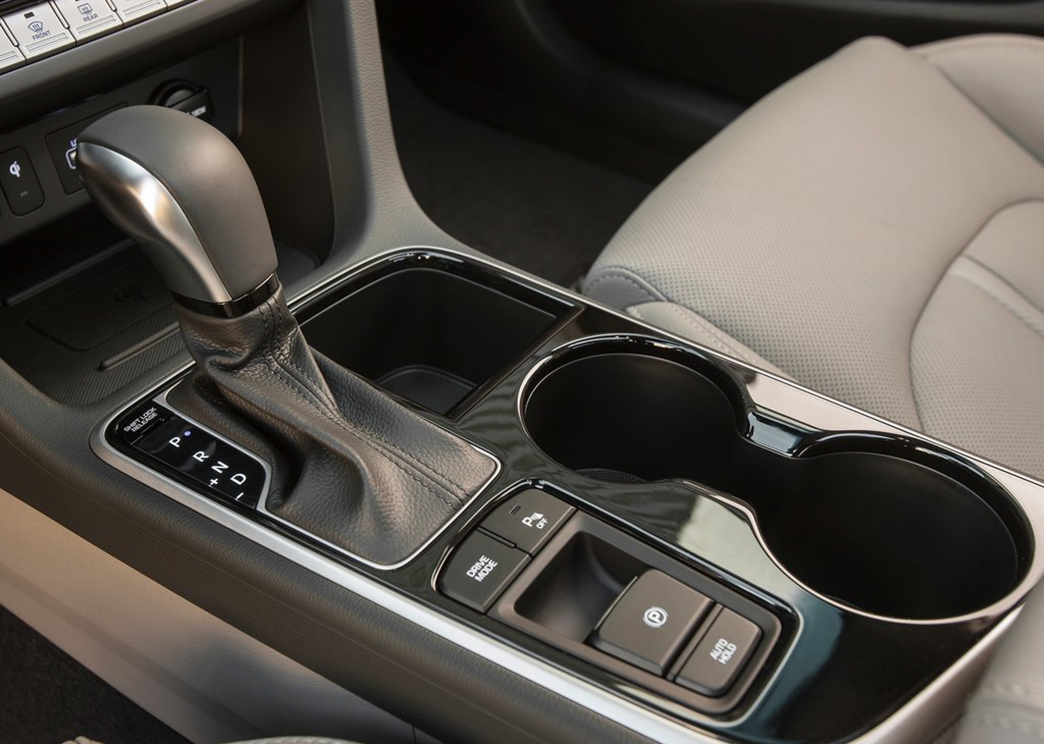 Hyundai Sonata hybrid 2018: sedan binh dan nhieu tinh nang hien dai anh 7