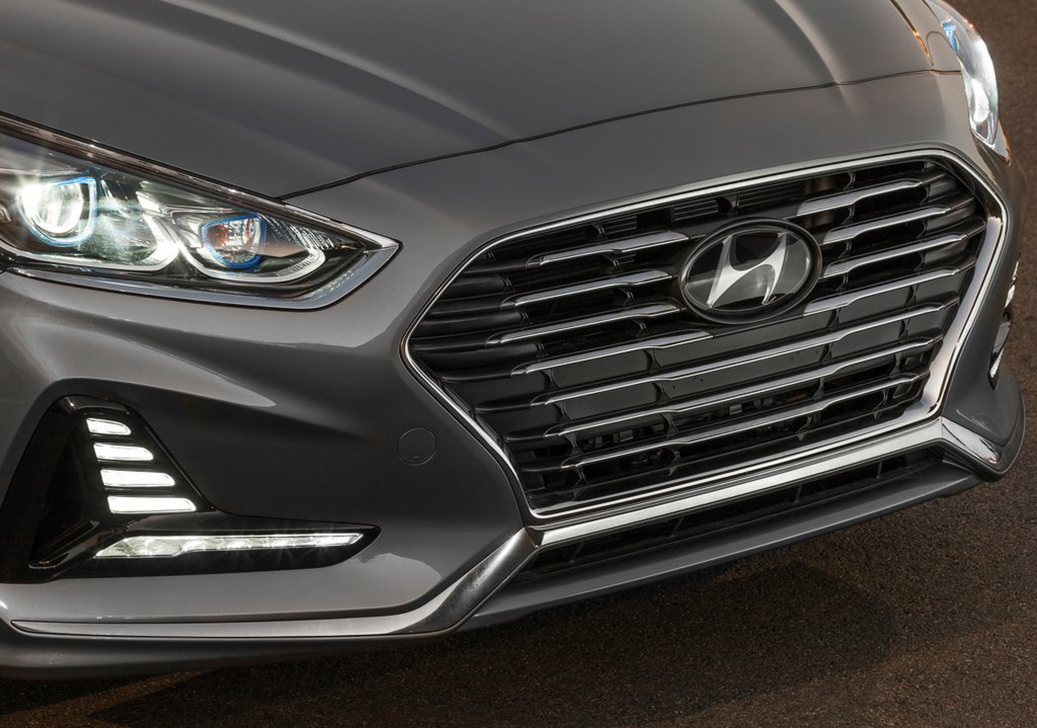 Hyundai Sonata hybrid 2018: sedan binh dan nhieu tinh nang hien dai anh 3