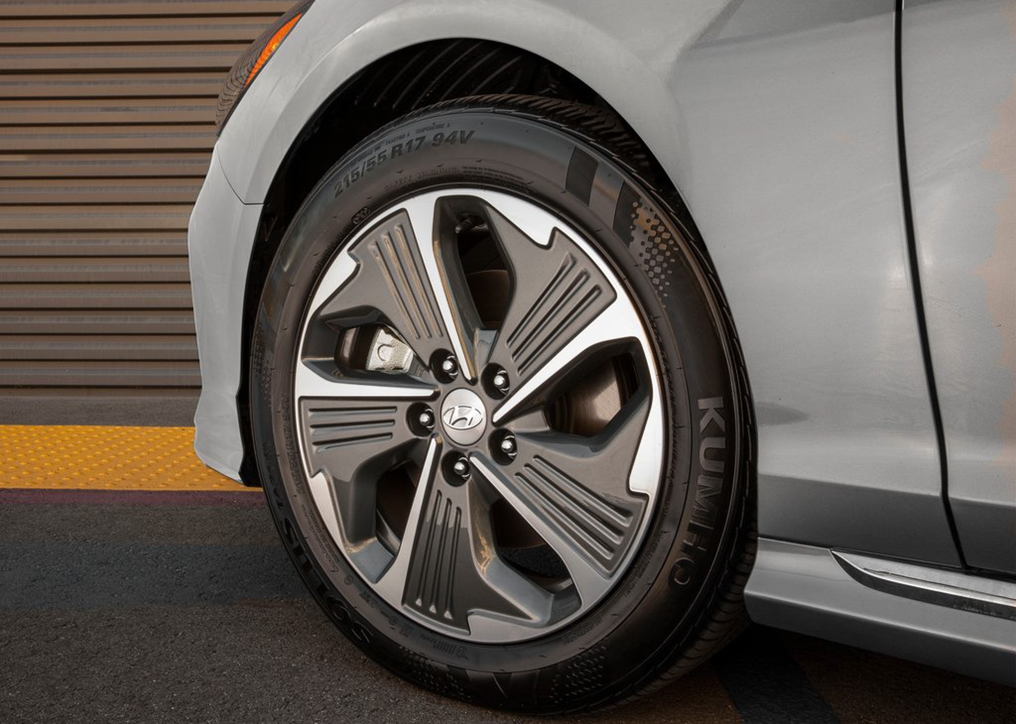 Hyundai Sonata hybrid 2018: sedan binh dan nhieu tinh nang hien dai anh 11