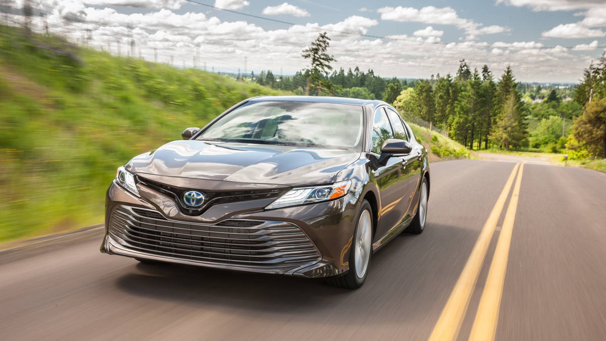 Toyota Camry XLE Hybrid 2018 gia 37.000 USD hinh anh