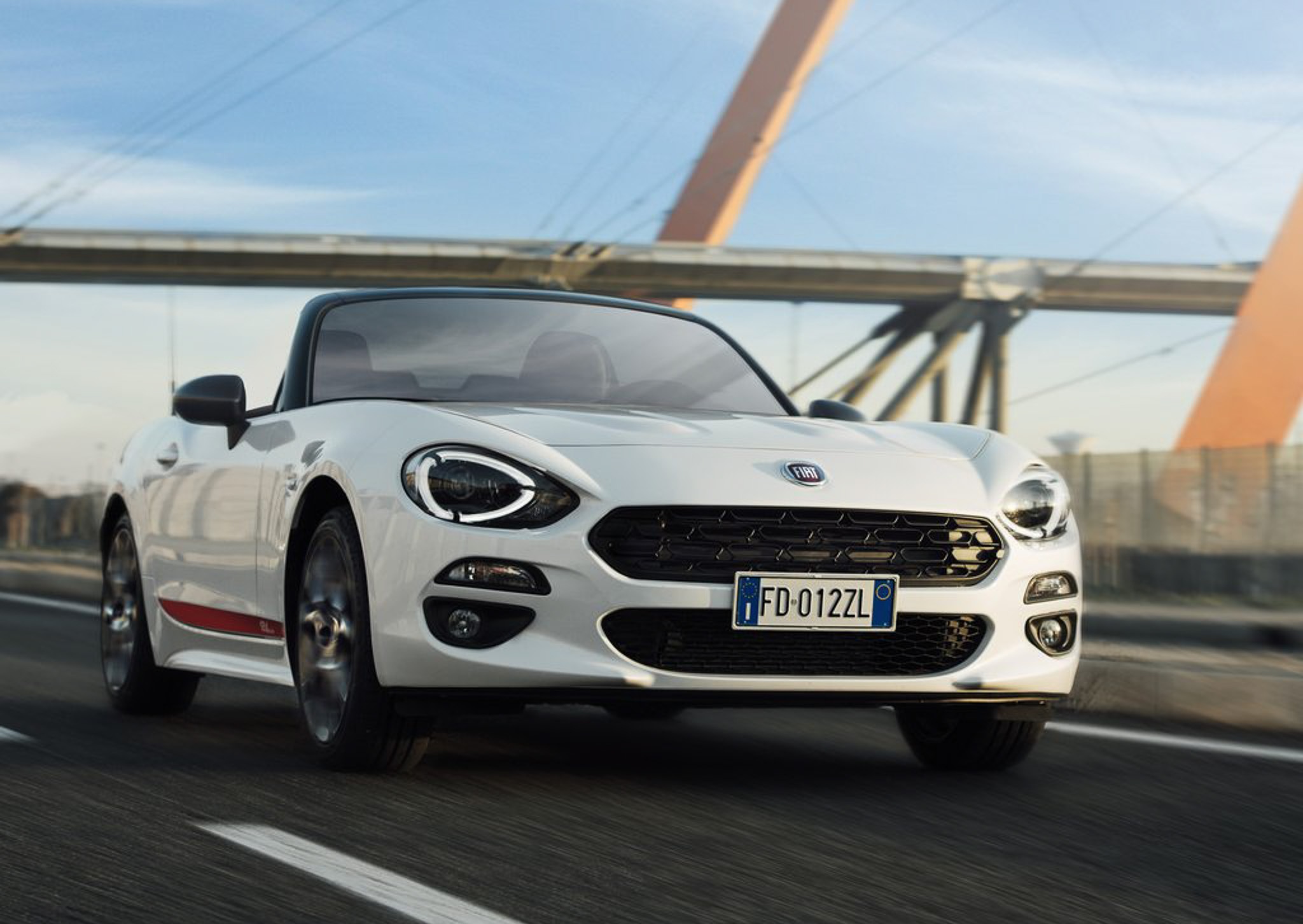 Fiat 124 Spider S-Design: The thao, sang trong va hoai co hinh anh