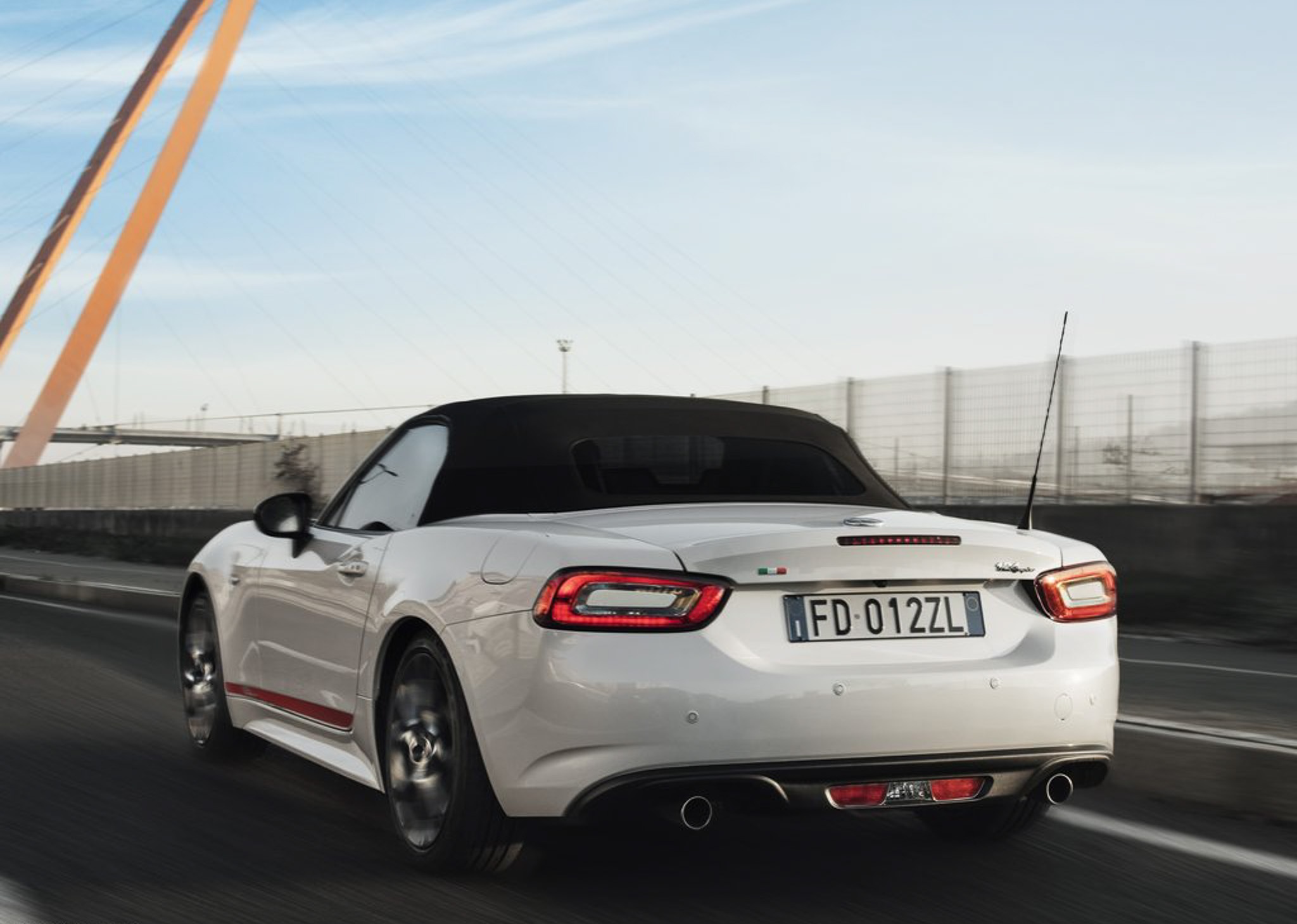 Anh Fiat 124 Spider S-Design anh 5