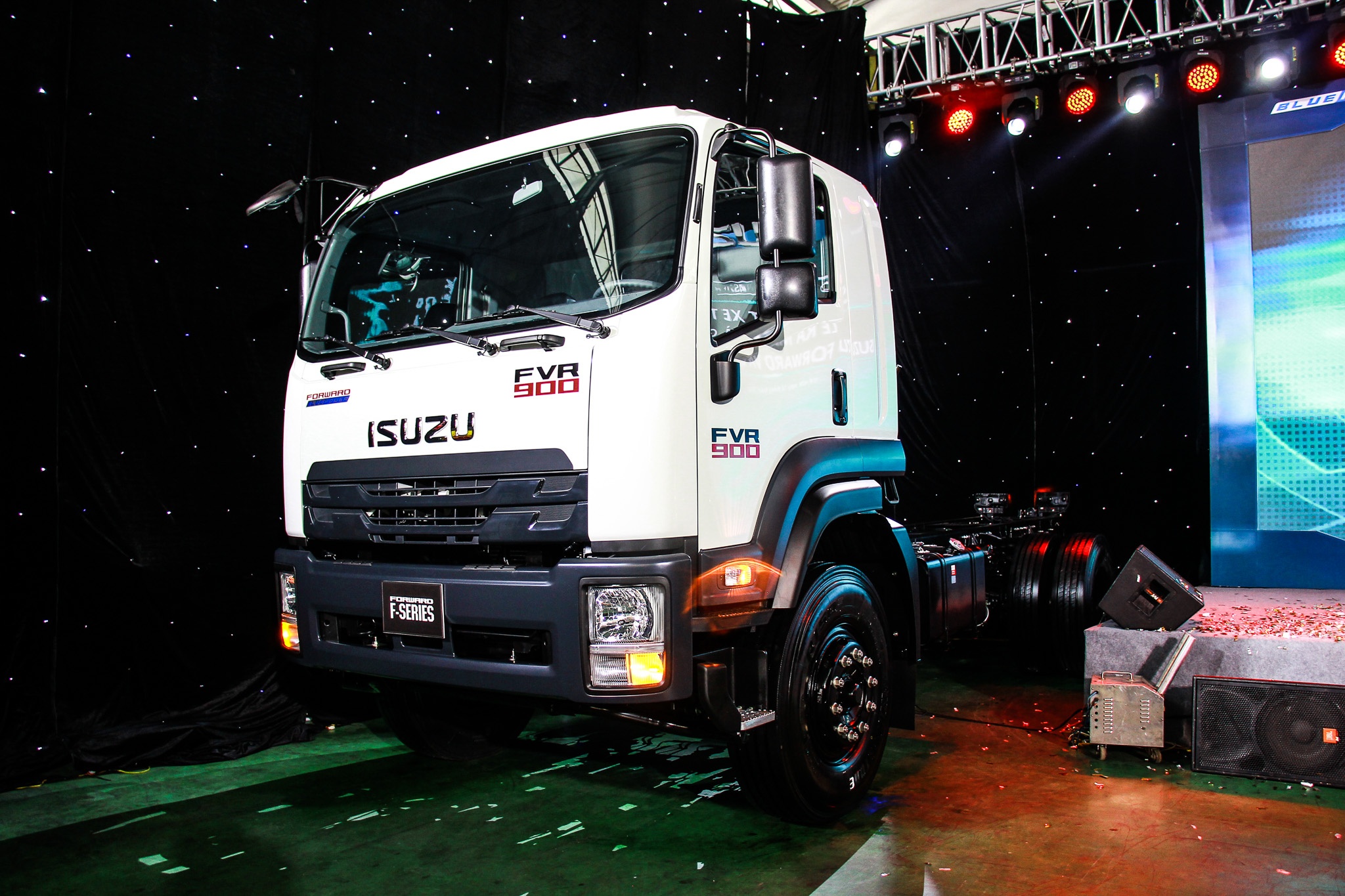 Isuzu ra mat the he xe tai tieu chuan Euro4 dau tien o VN hinh anh