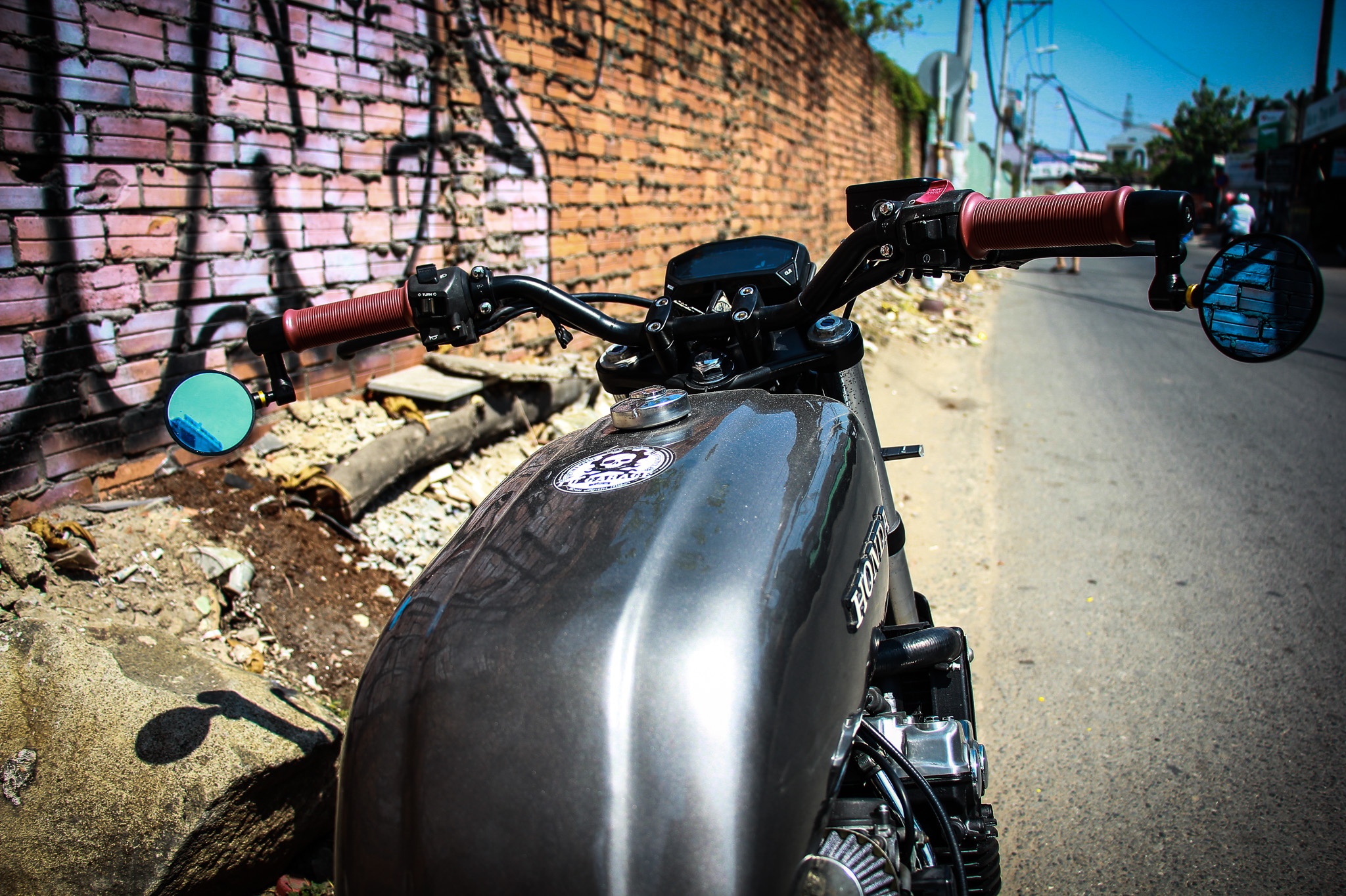 Honda CB400SF lot xac voi phong cach tracker anh 5