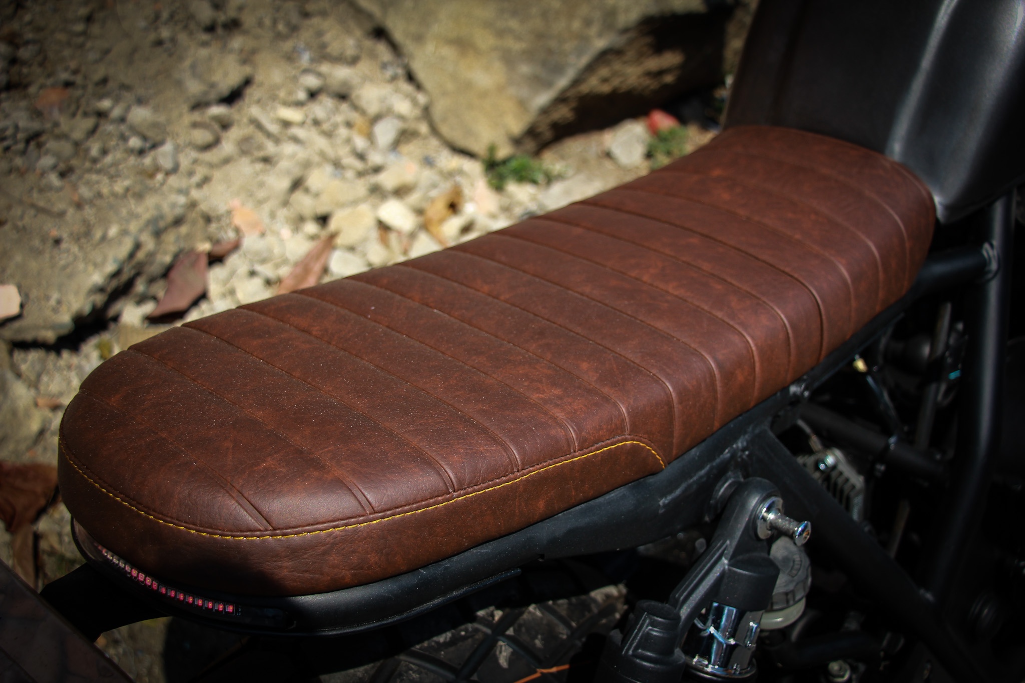 Honda CB400SF lot xac voi phong cach tracker anh 7