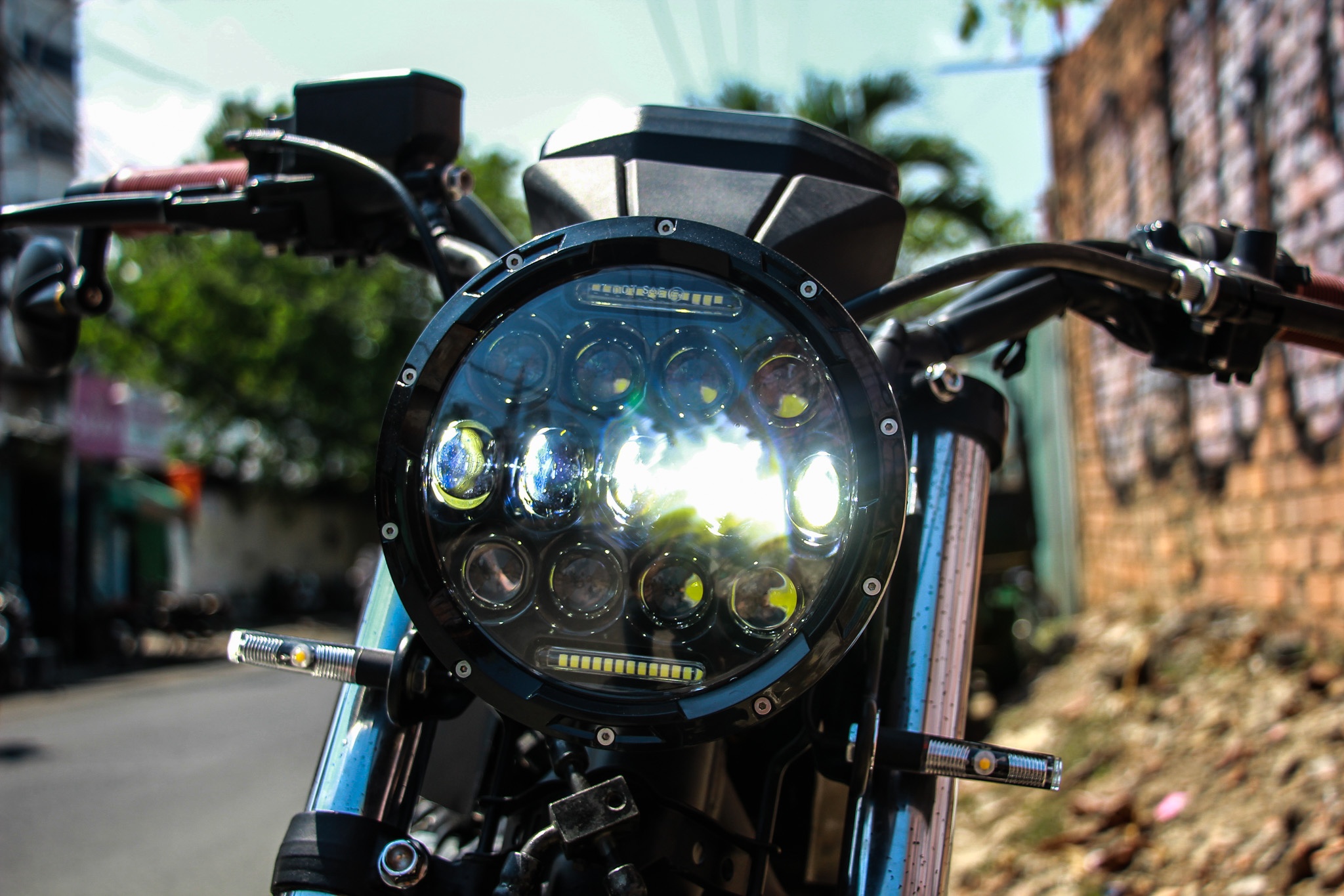 Honda CB400SF lot xac voi phong cach tracker anh 3