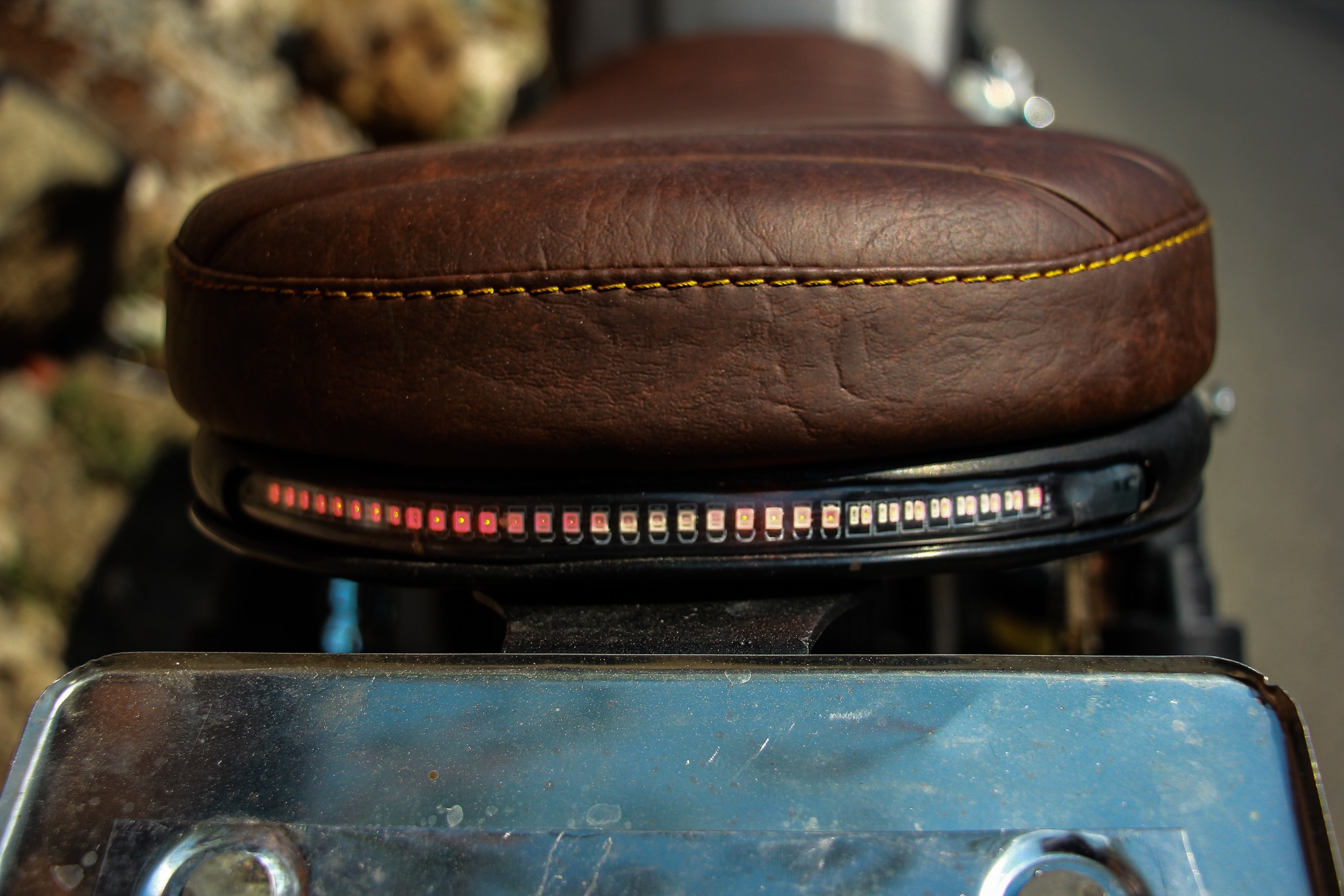 Honda CB400SF lot xac voi phong cach tracker anh 8