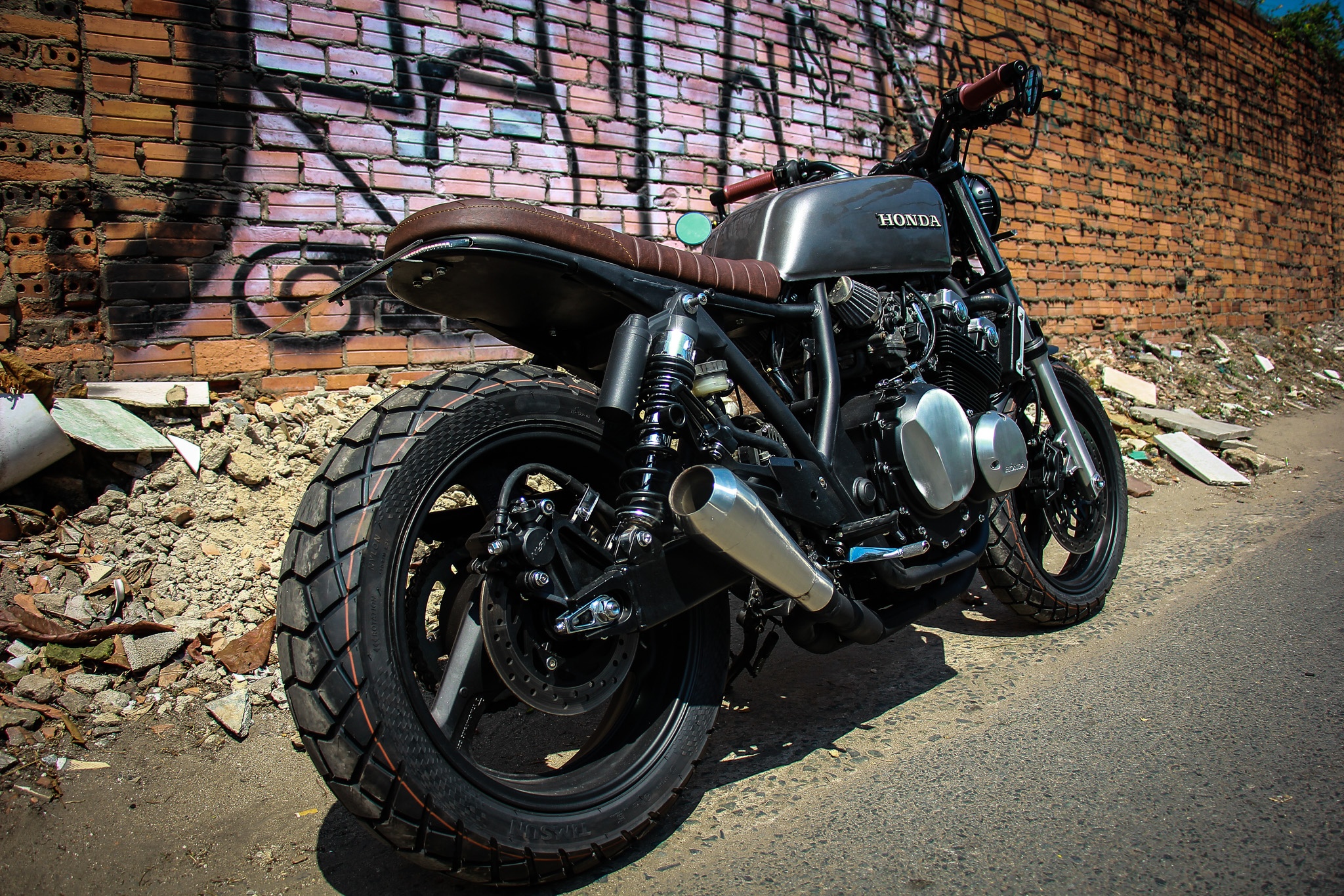 Honda CB400SF lot xac voi phong cach tracker anh 11