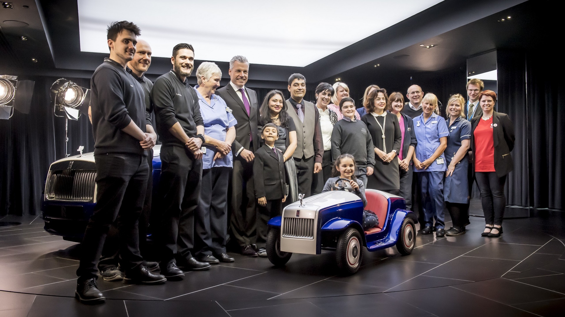 Rolls-Royce san xuat xe danh cho tre em khuyet tat anh 3