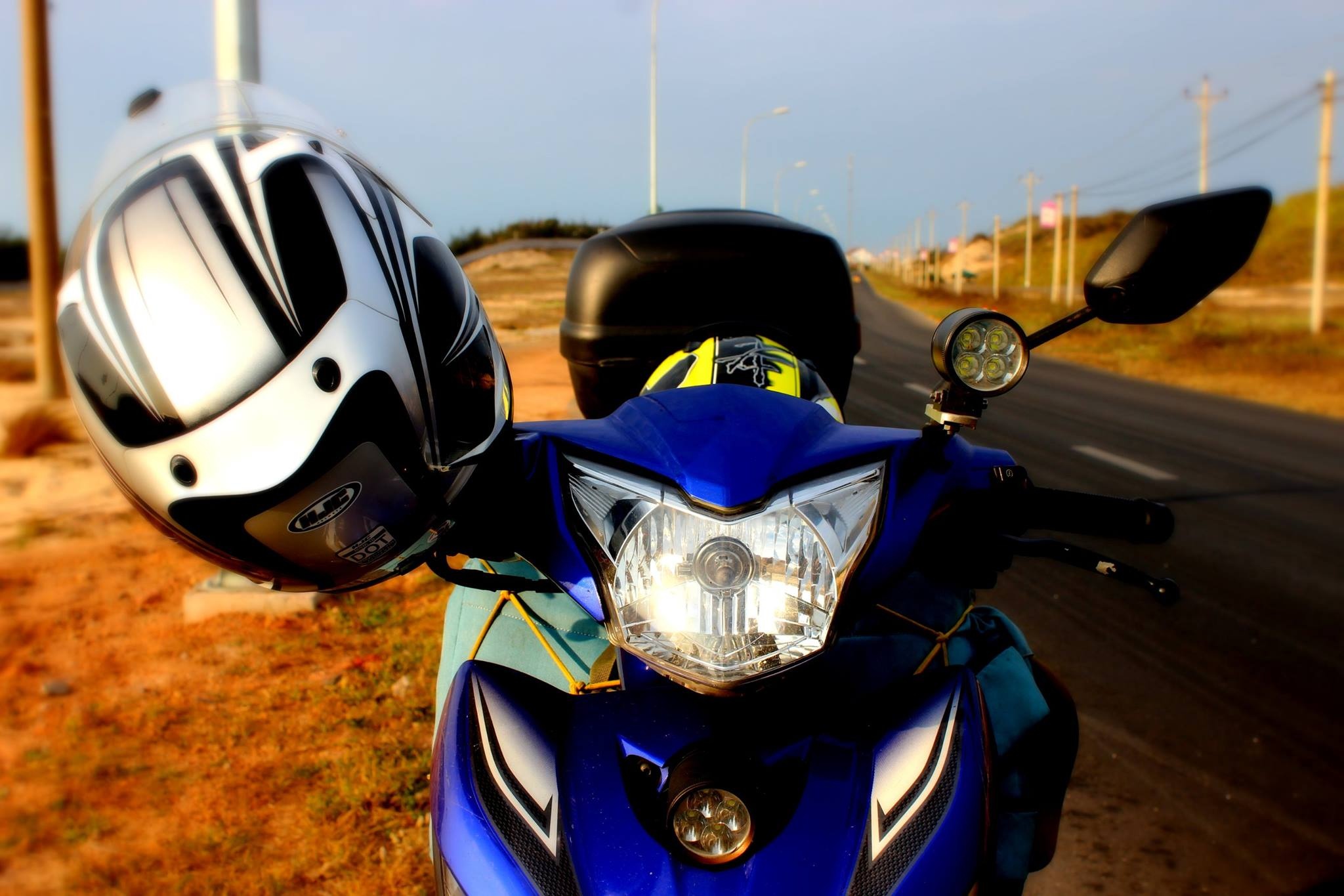 Moi nguy hai khi thay den sieu sang cho xe may, moto o VN hinh anh