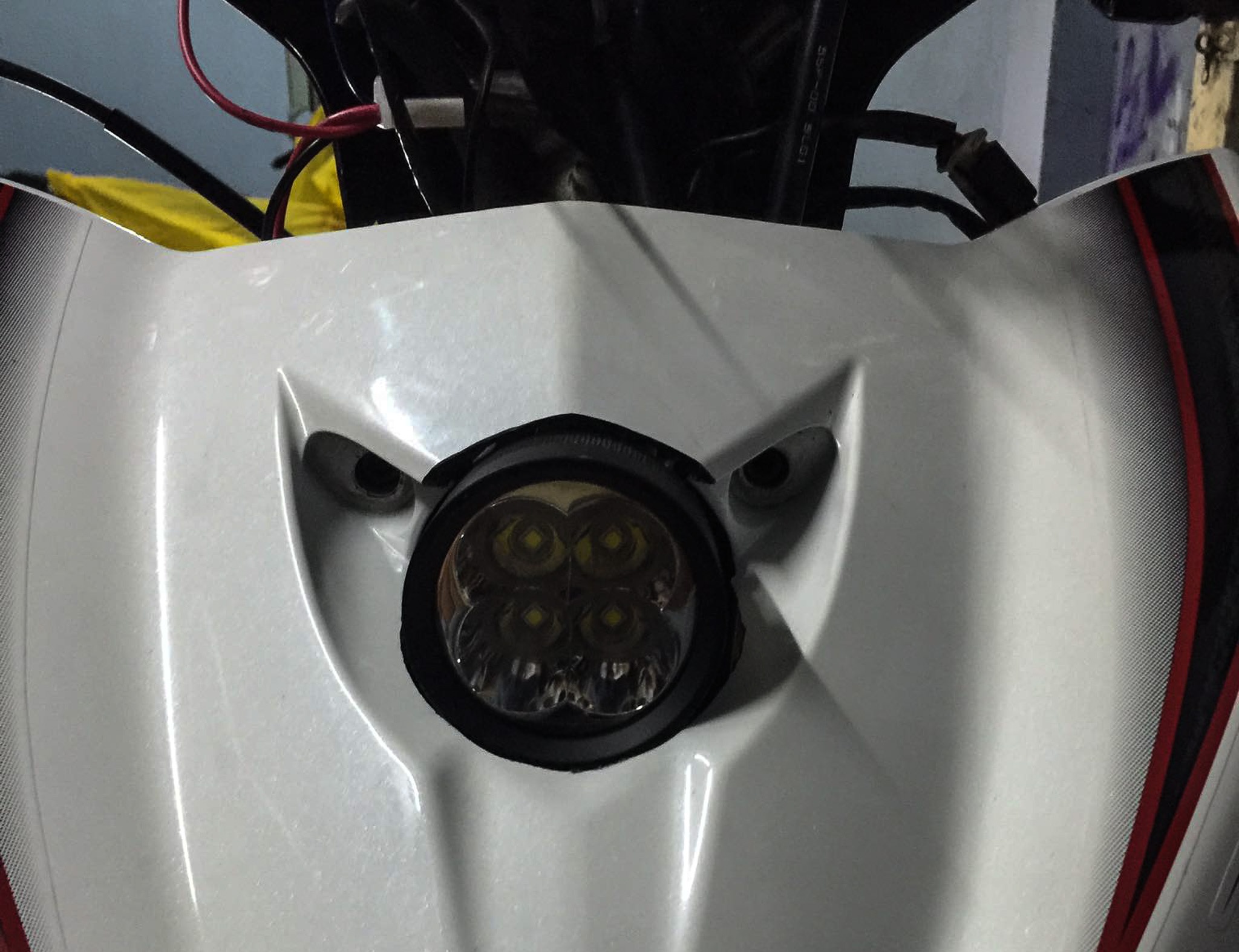 Gắn đèn trợ sáng,  siêu sáng trên môtô xe máy có đúng luật? ảnh 2 Gan den tro sang,  sieu sang tren moto xe may co dung luat? anh 2