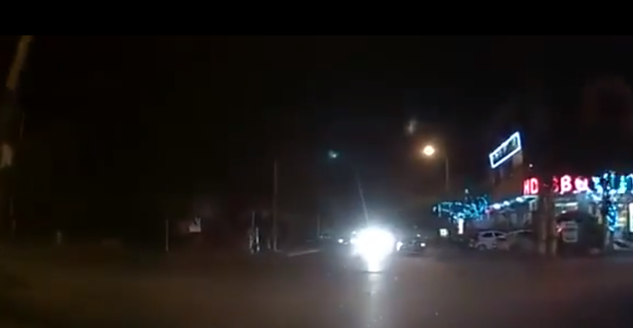 Tai xe xe hoi suyt gay tai nan vi bi den pha choi mat hinh anh