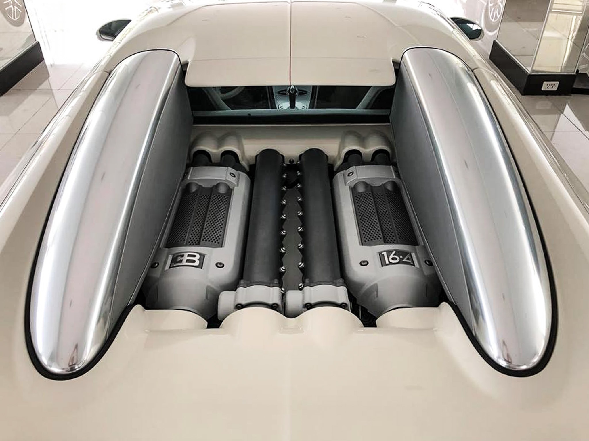 Bugatti Veyron doc nhat tai Viet Nam doi mau trang anh 10