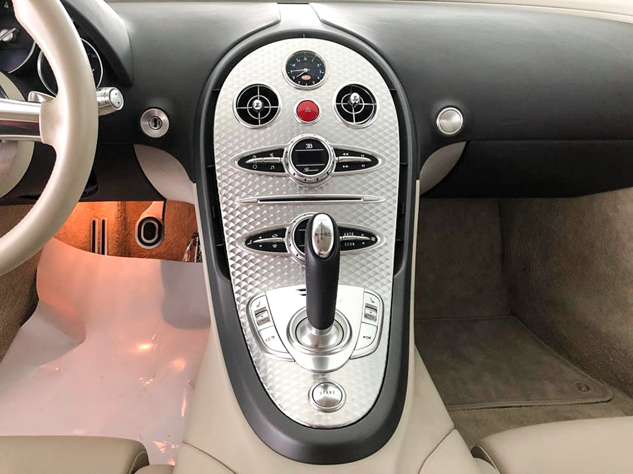 Bugatti Veyron doc nhat tai Viet Nam doi mau trang anh 9