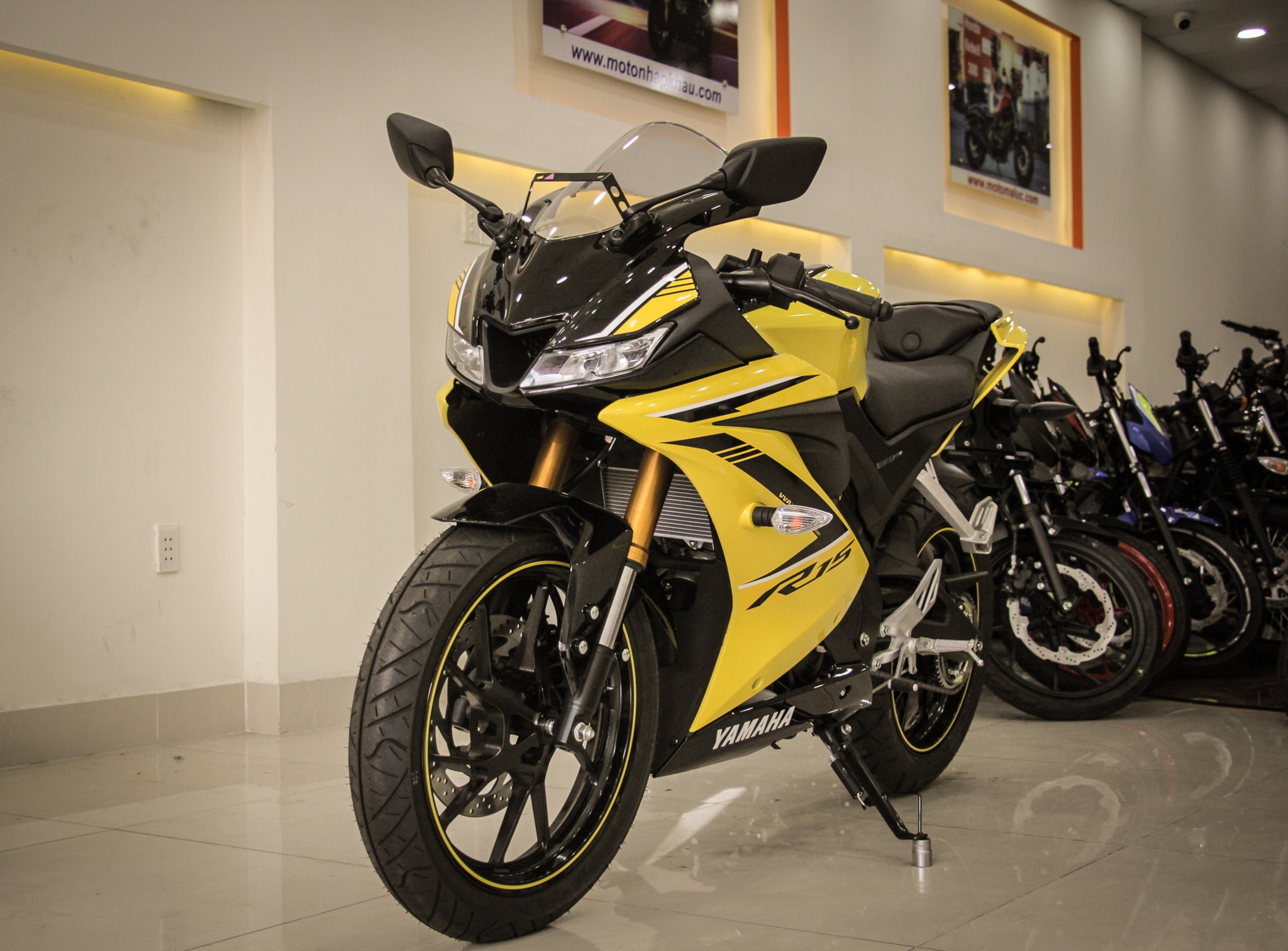 Yamaha YZF-R15 mau vang racing ve Viet Nam, gia 78 trieu hinh anh