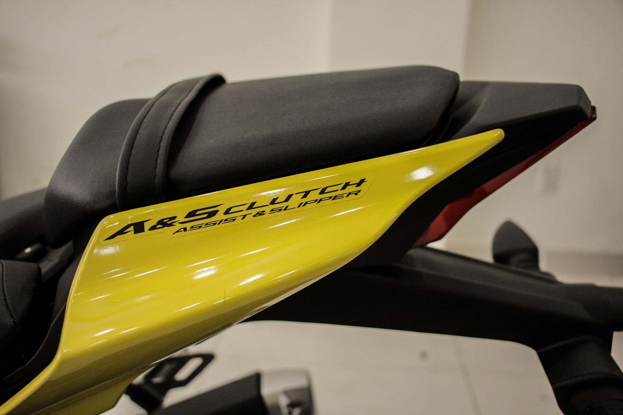 Yamaha YZF-R15 V3 2018 mau vang racing ve Viet Nam anh 4