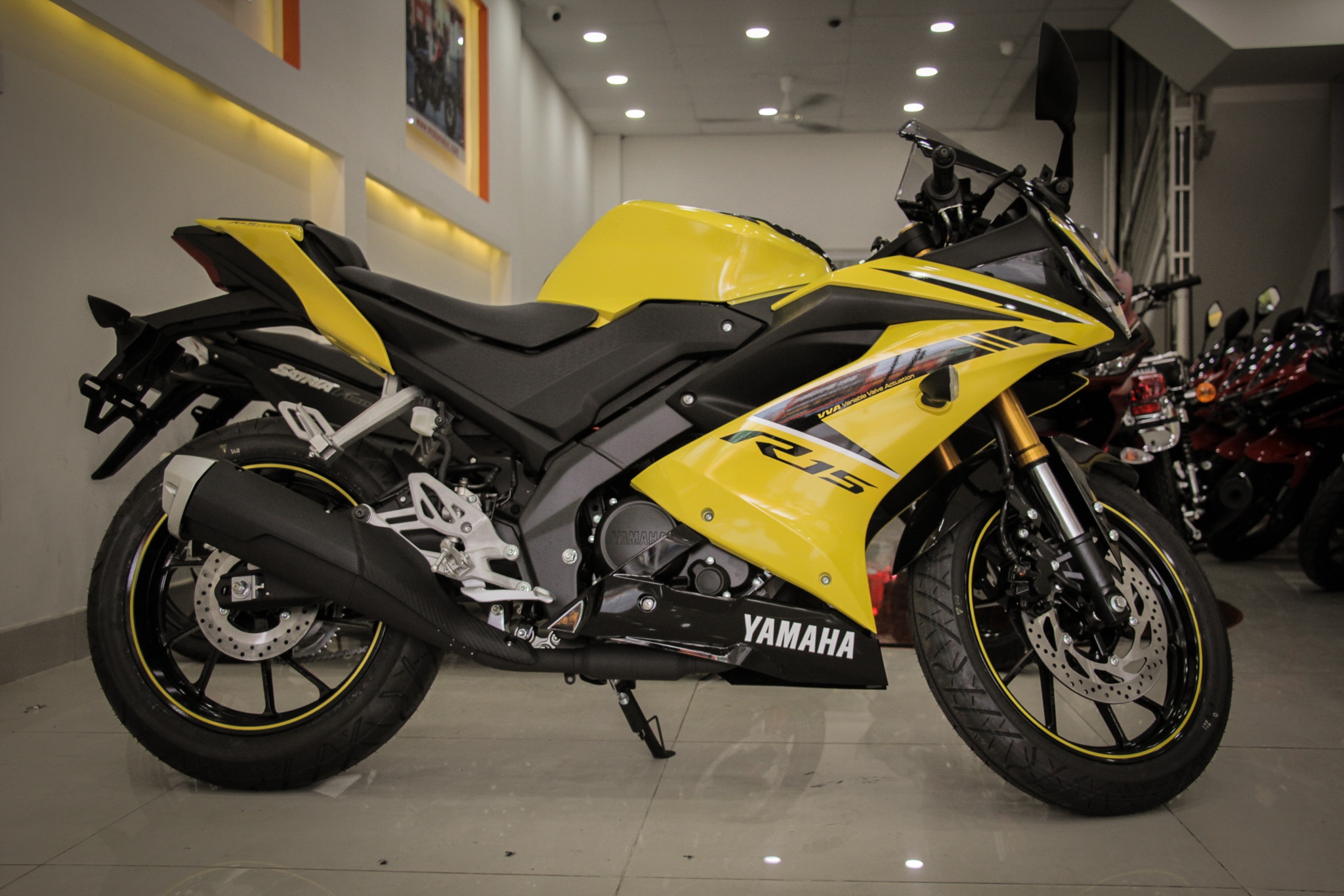 Yamaha YZF-R15 V3 2018 mau vang racing ve Viet Nam anh 2