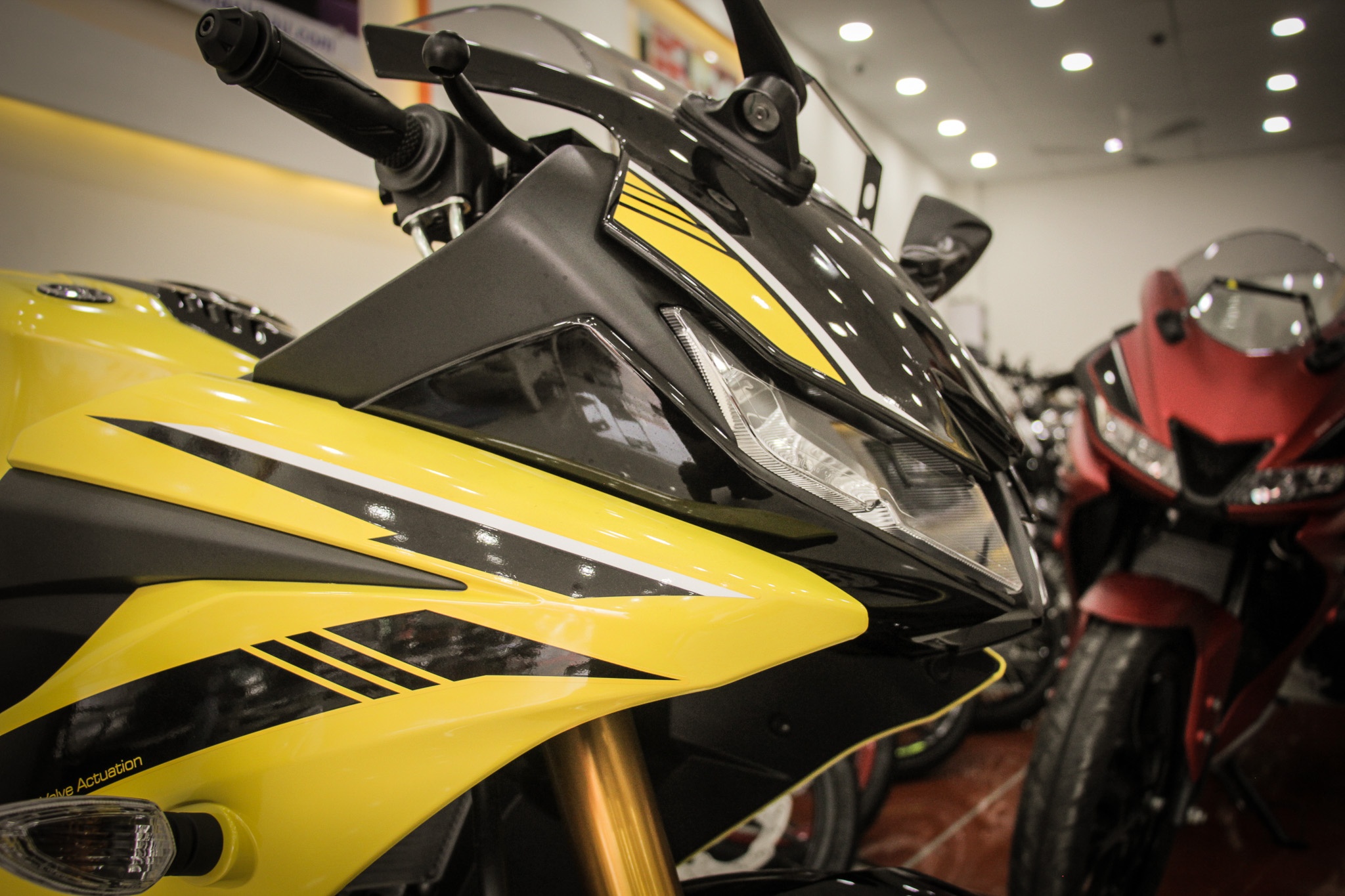 Yamaha YZF-R15 V3 2018 mau vang racing ve Viet Nam anh 3