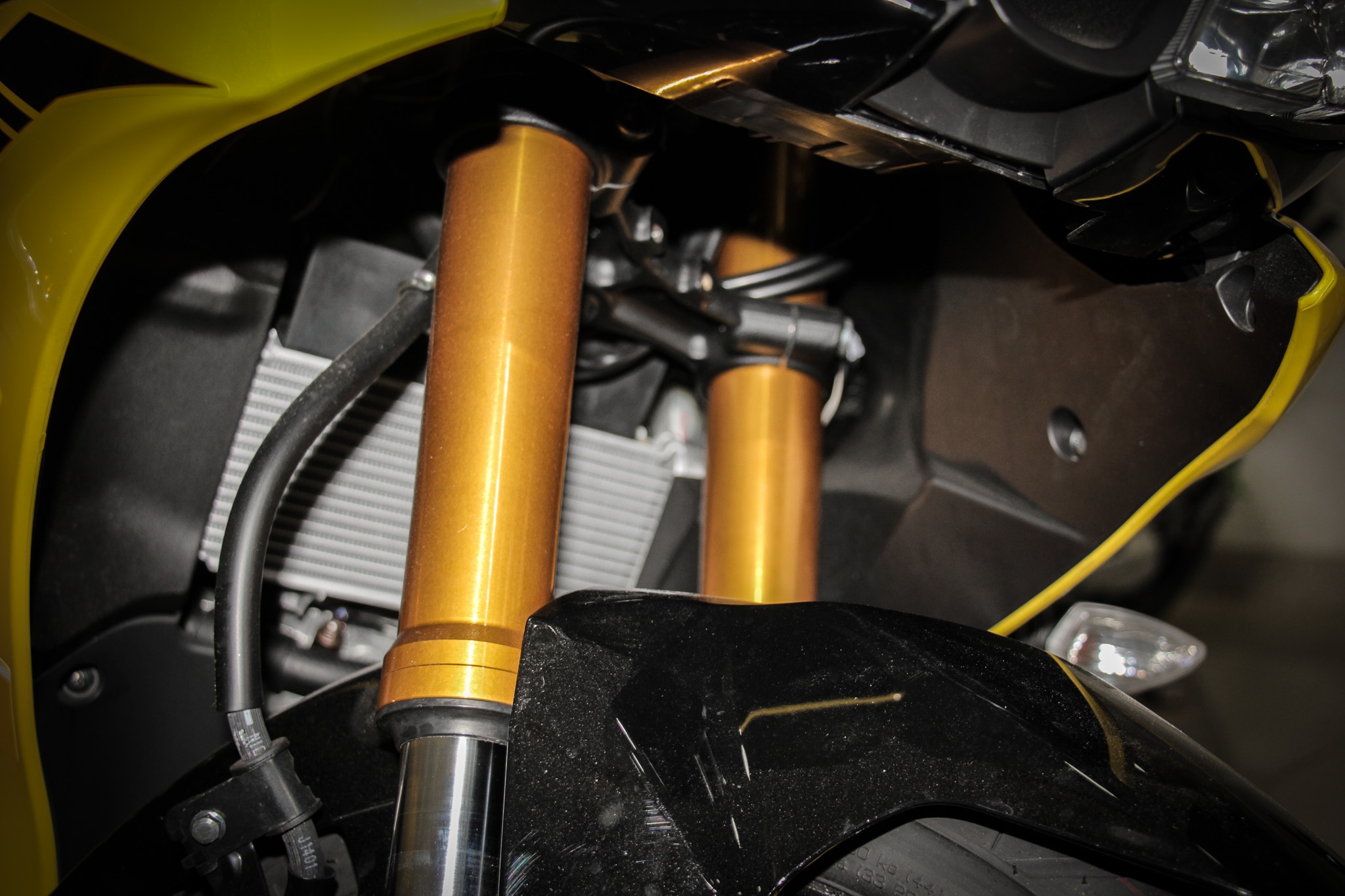 Yamaha YZF-R15 V3 2018 mau vang racing ve Viet Nam anh 5