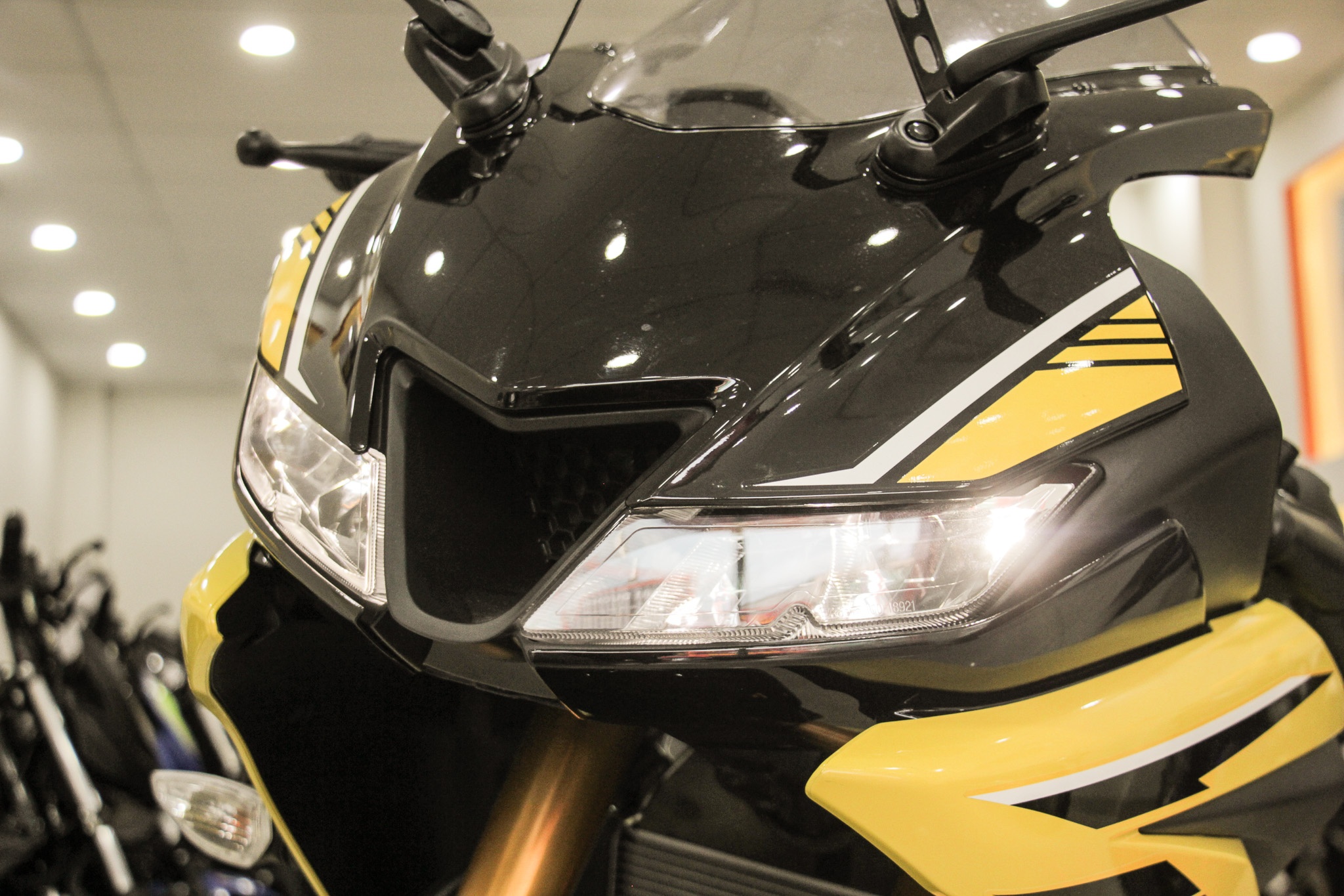 Yamaha YZF-R15 V3 2018 mau vang racing ve Viet Nam anh 6