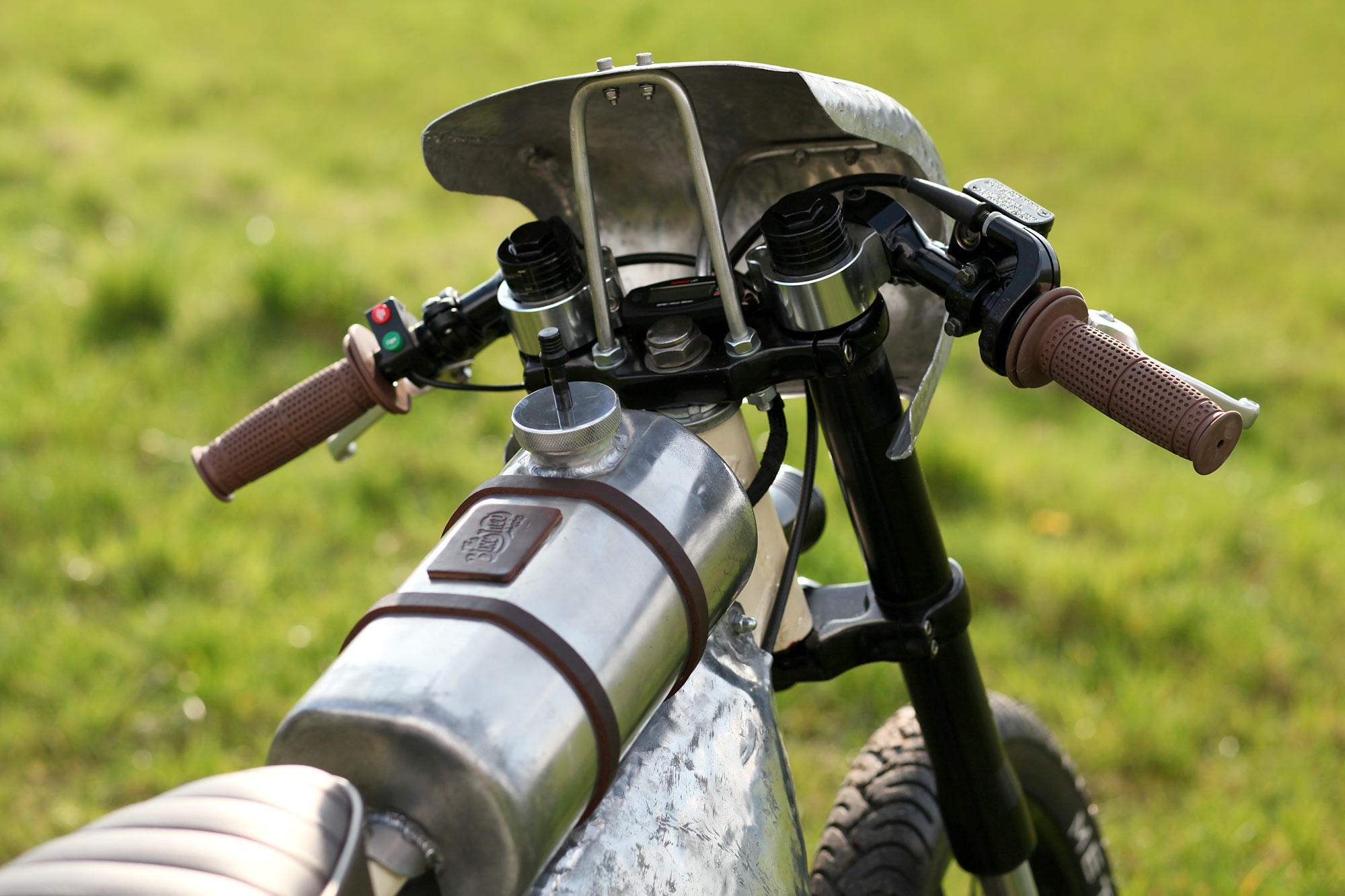 Huyen thoai Honda Super Cub do phong cach nu than anh 7