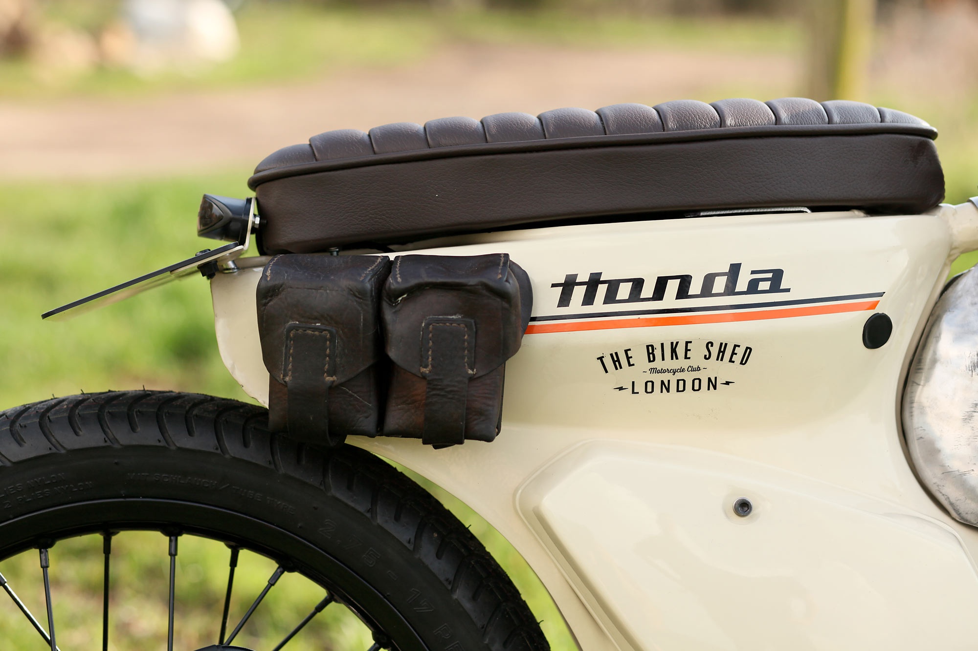 Huyen thoai Honda Super Cub do phong cach nu than anh 8