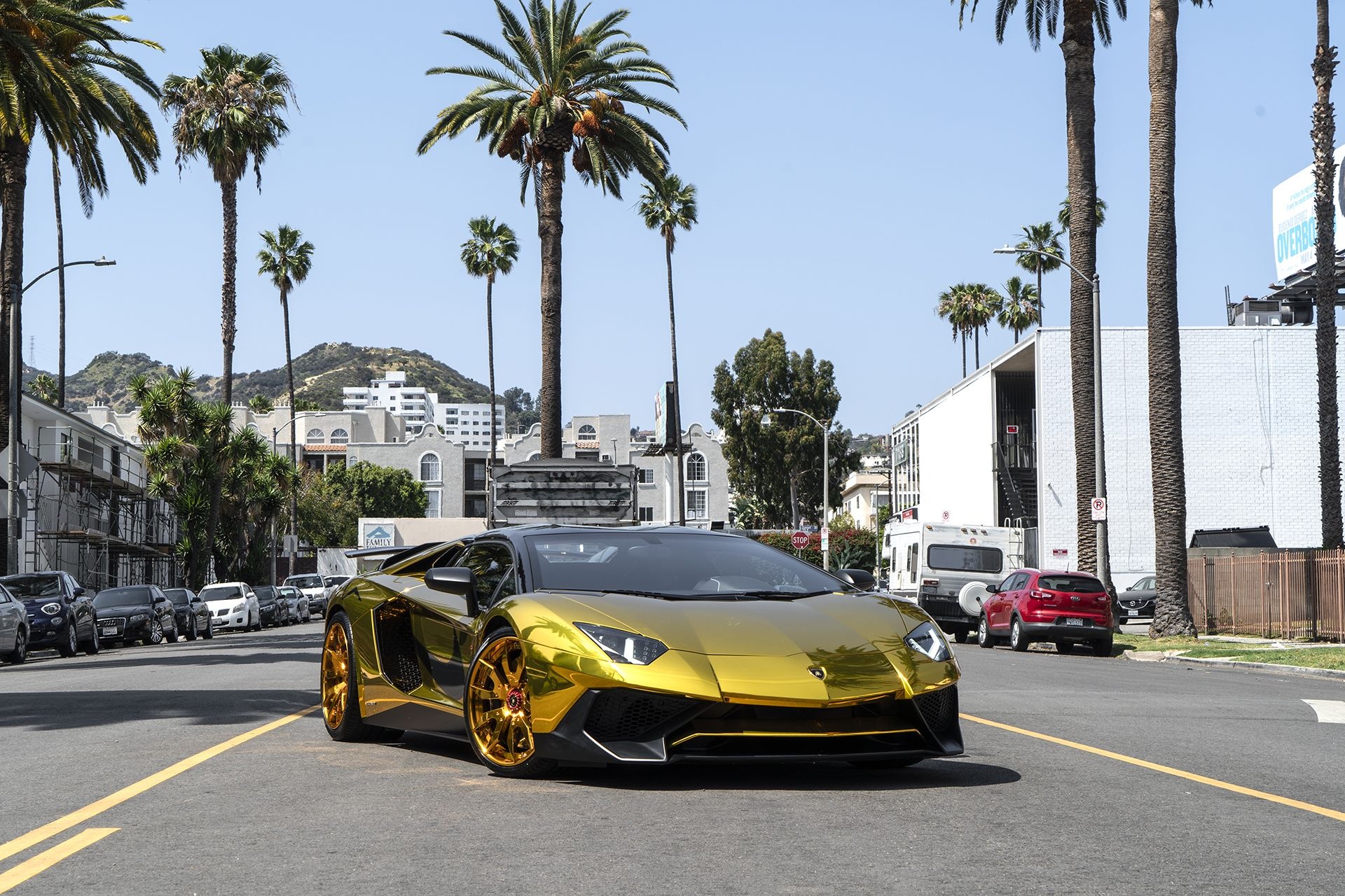 Siêu xe Lamborghini ánh vàng của ca sĩ Chris Brown ảnh 1 Sieu xe Lamborghini anh vang cua ca si Chris Brown anh 1