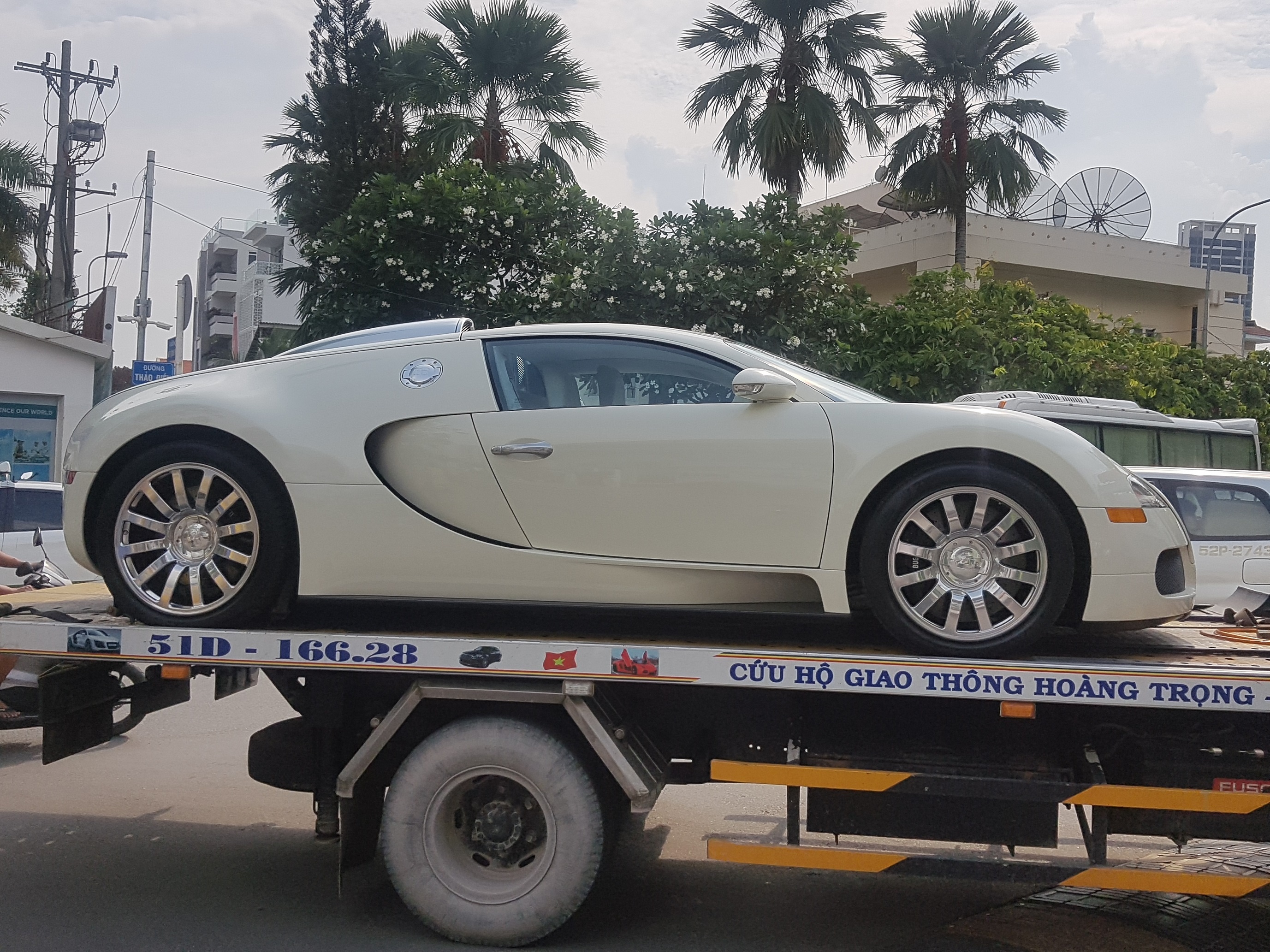 Bugatti Veyron duy nhất tại Việt Nam xuất hiện trên phố ảnh 1 Bugatti Veyron duy nhat tai Viet Nam xuat hien tren pho anh 1
