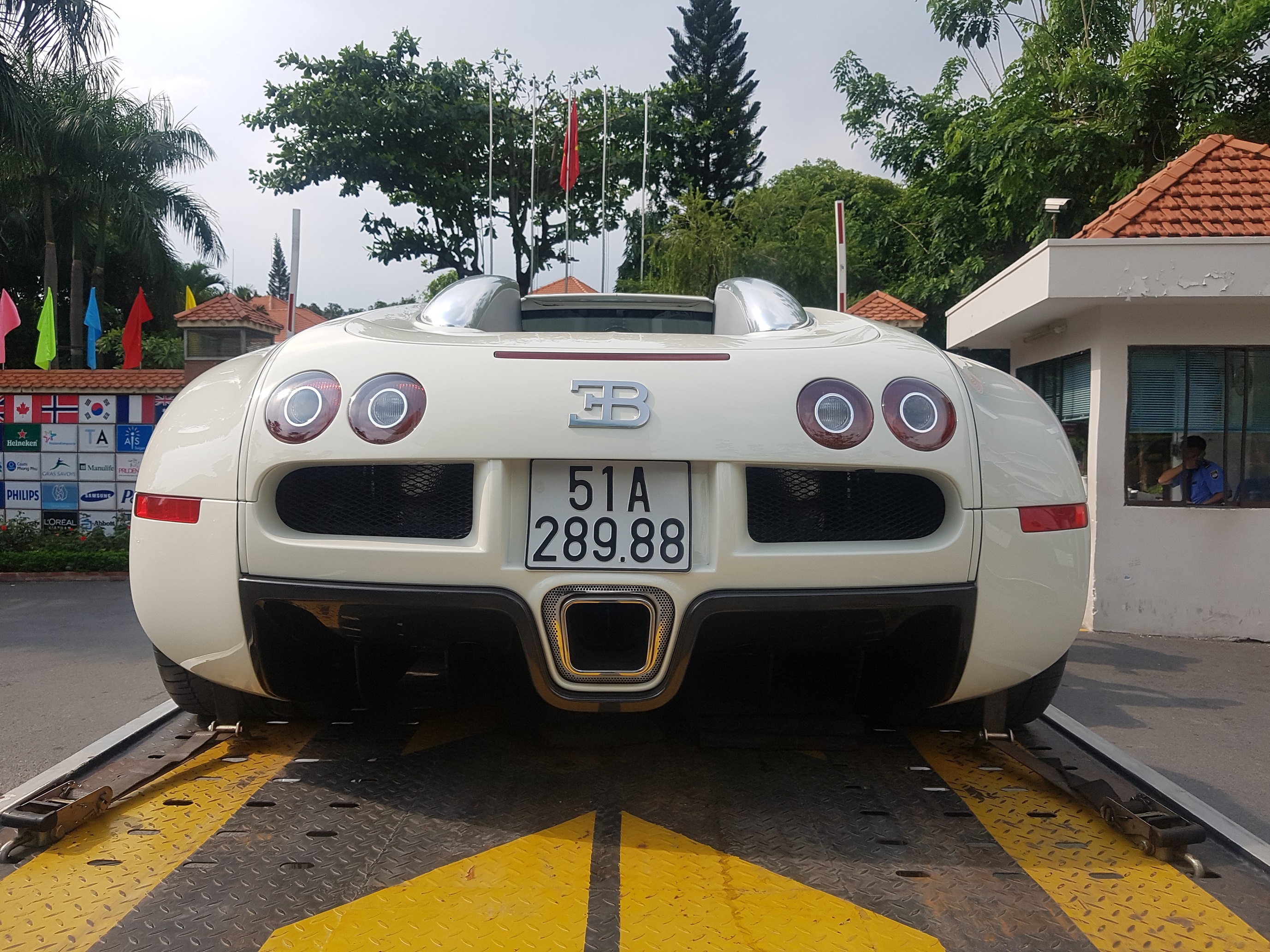 Bugatti Veyron duy nhất tại Việt Nam xuất hiện trên phố ảnh 2 Bugatti Veyron duy nhat tai Viet Nam xuat hien tren pho anh 2