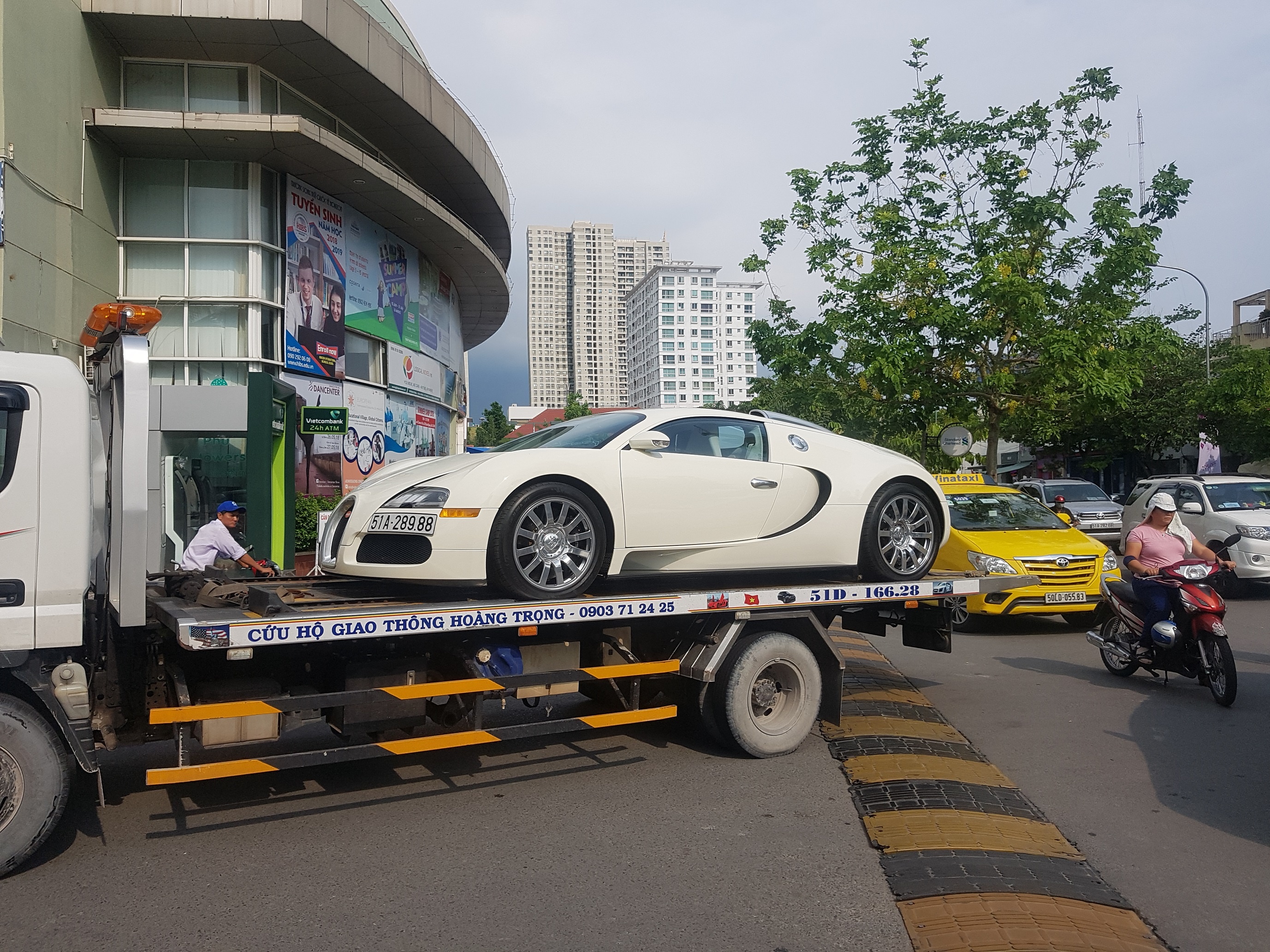 Bugatti Veyron doc nhat Viet Nam duoc dua di dang kiem hinh anh