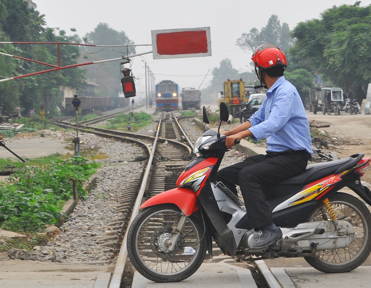 Nhung ky nang can biet khi bang qua duong ray tau hoa hinh anh