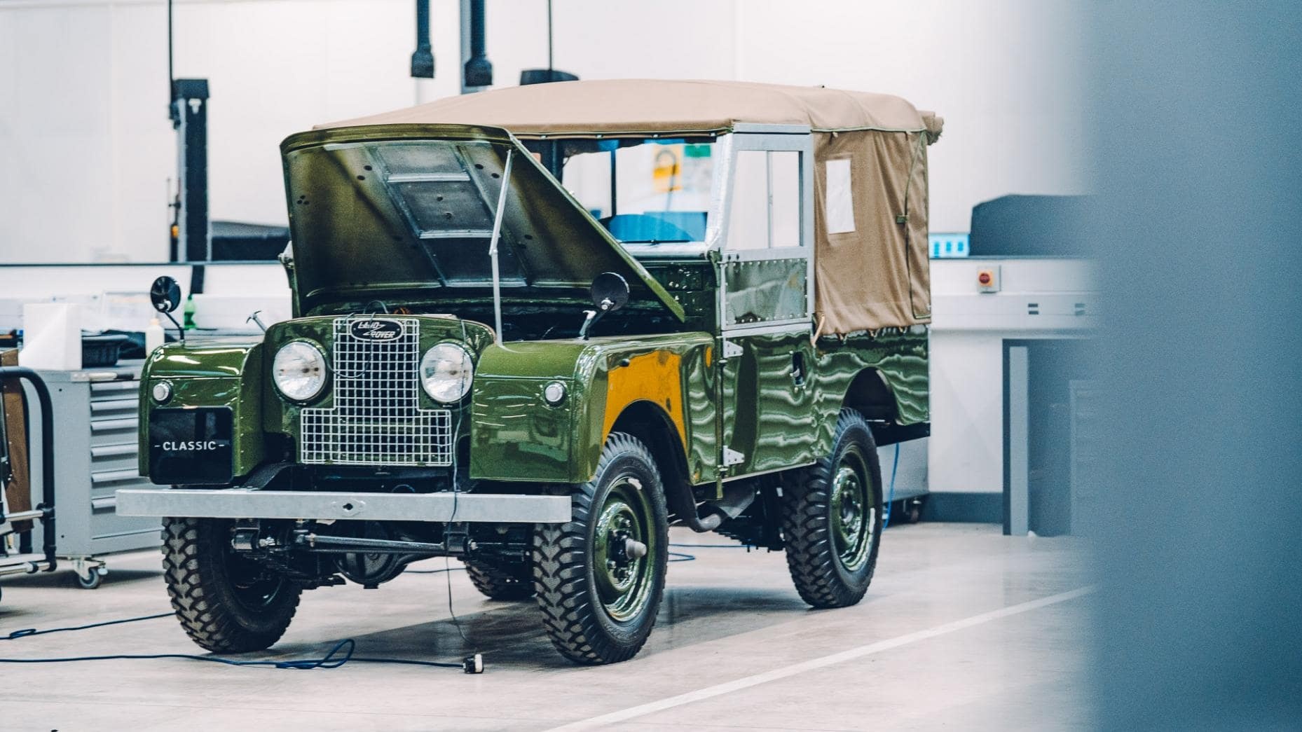 Tham quan trung tam trien lam xe co Jaguar Land Rover anh 6