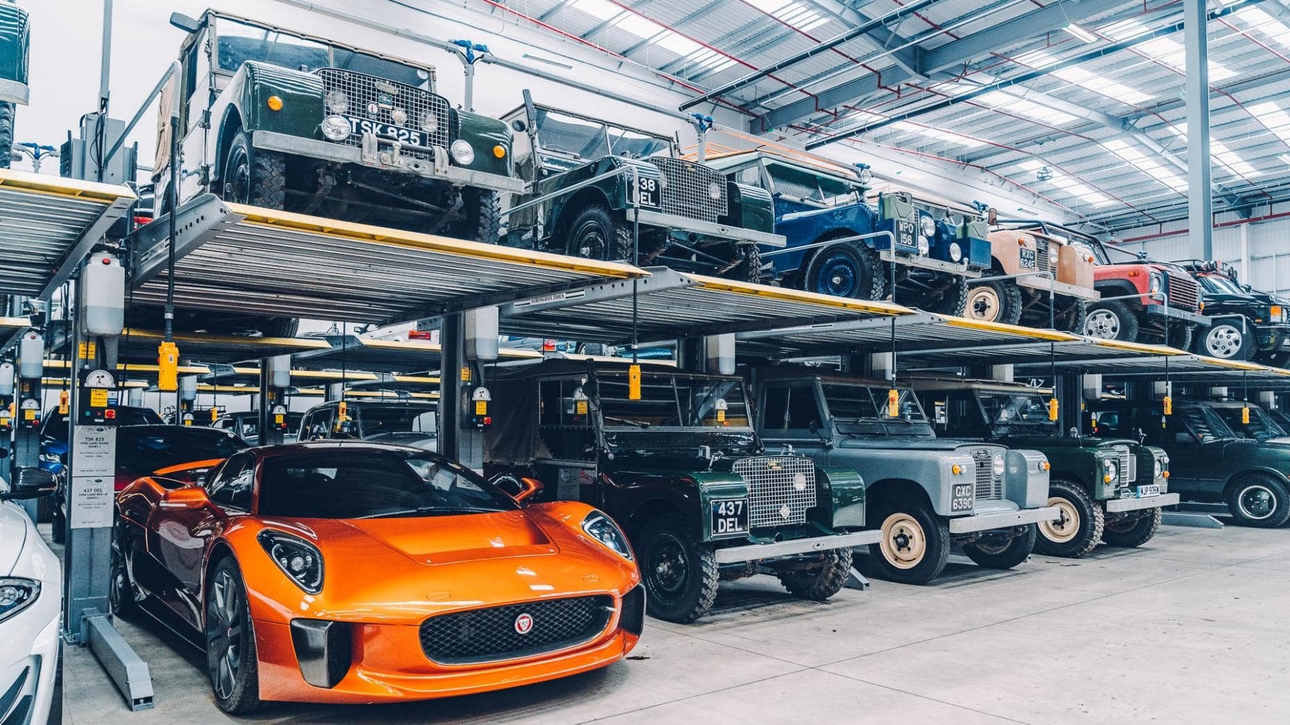 Mot vong trung tam xe co lon nhat cua Jaguar Land Rover hinh anh